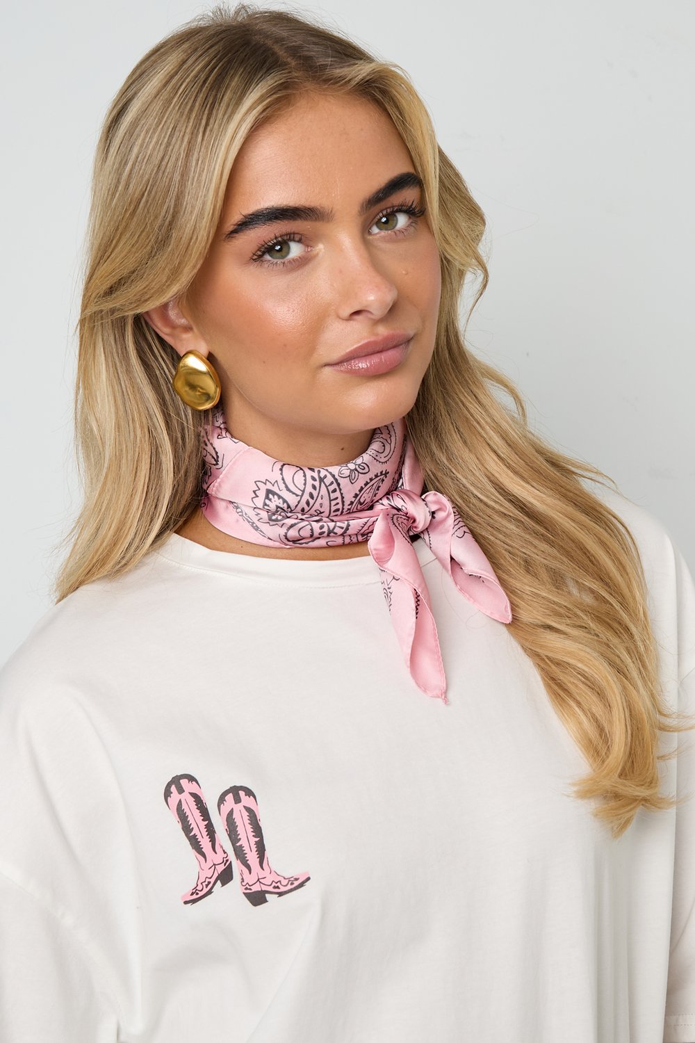 Lyserødt Tørklæde med Sort Mønsterprint