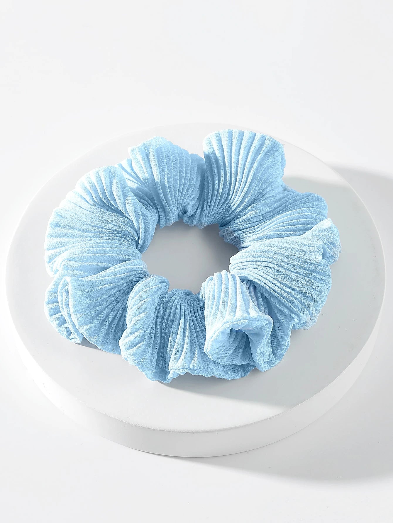 Lyseblå Scrunchie Hårelastik i Plisseret Stof