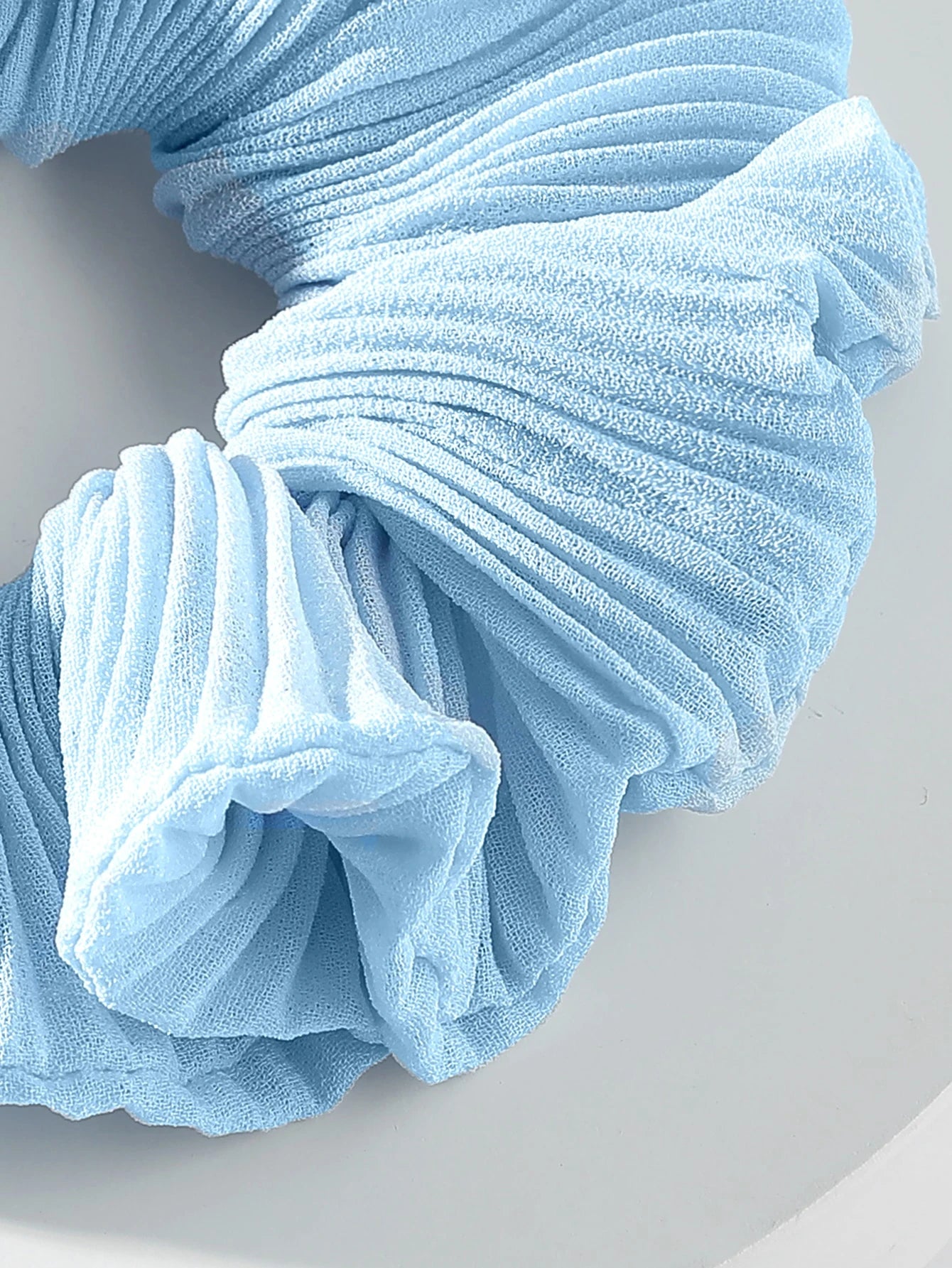 Lyseblå Scrunchie Hårelastik i Plisseret Stof