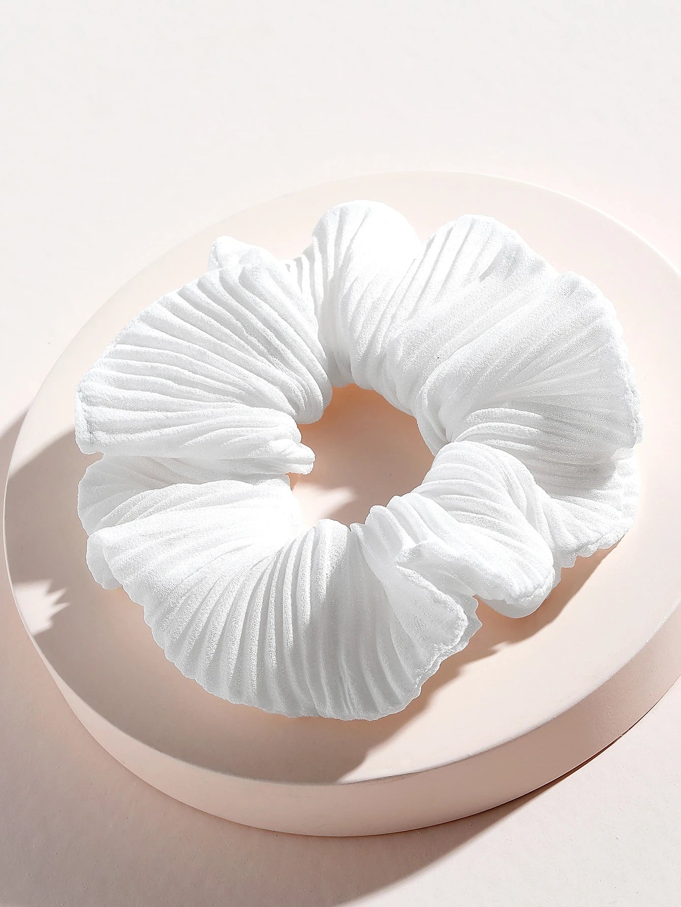 Hvid Scrunchie Hårelastik i Plisseret Stof