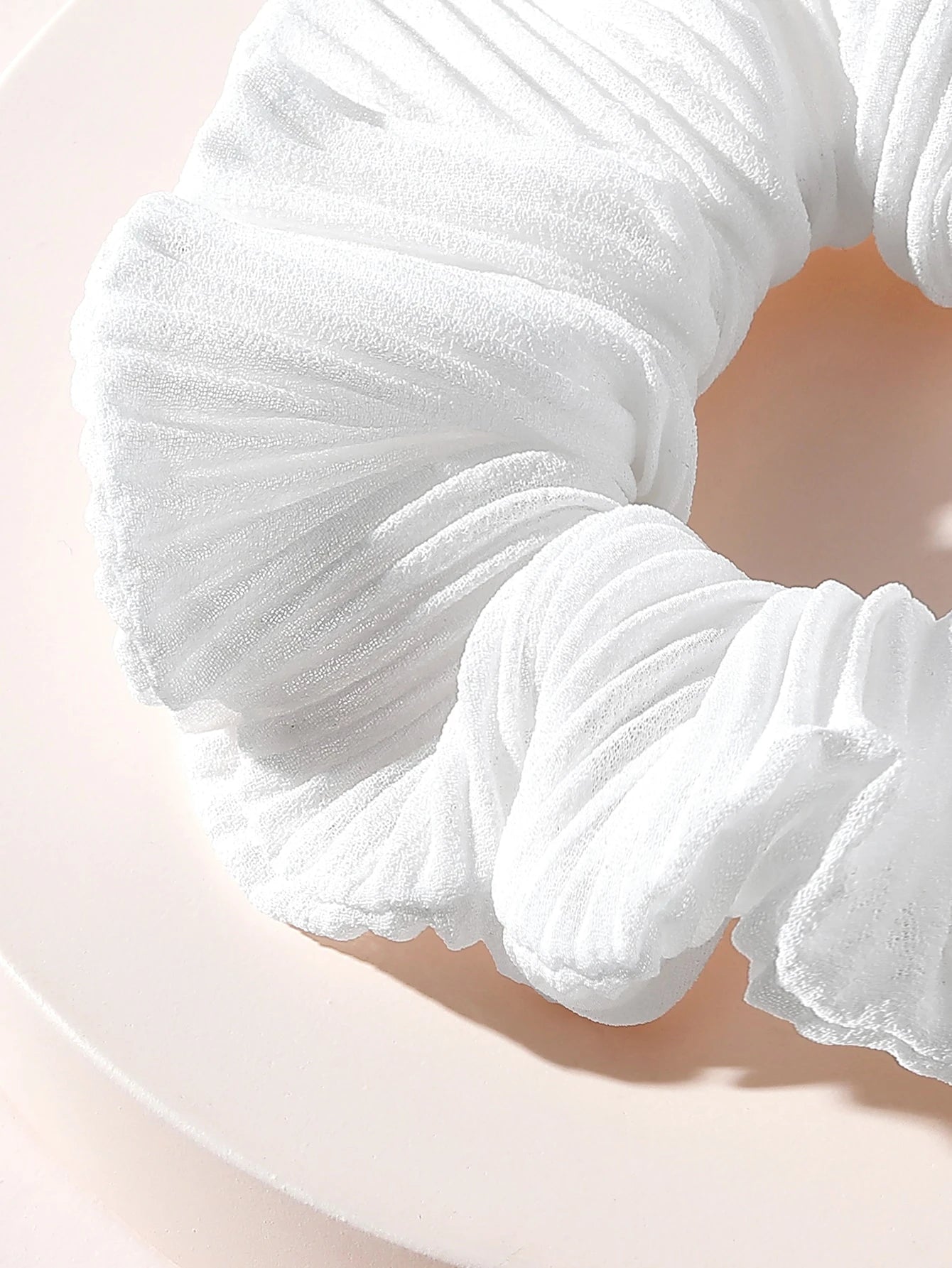 Hvid Scrunchie Hårelastik i Plisseret Stof