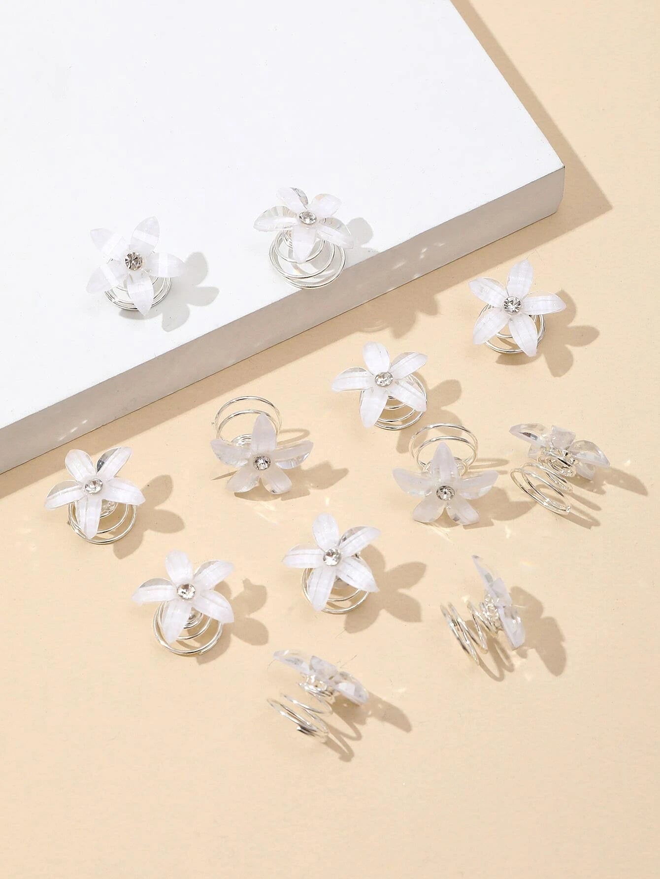 12 stk Hårspiraler med Hvide Blomster