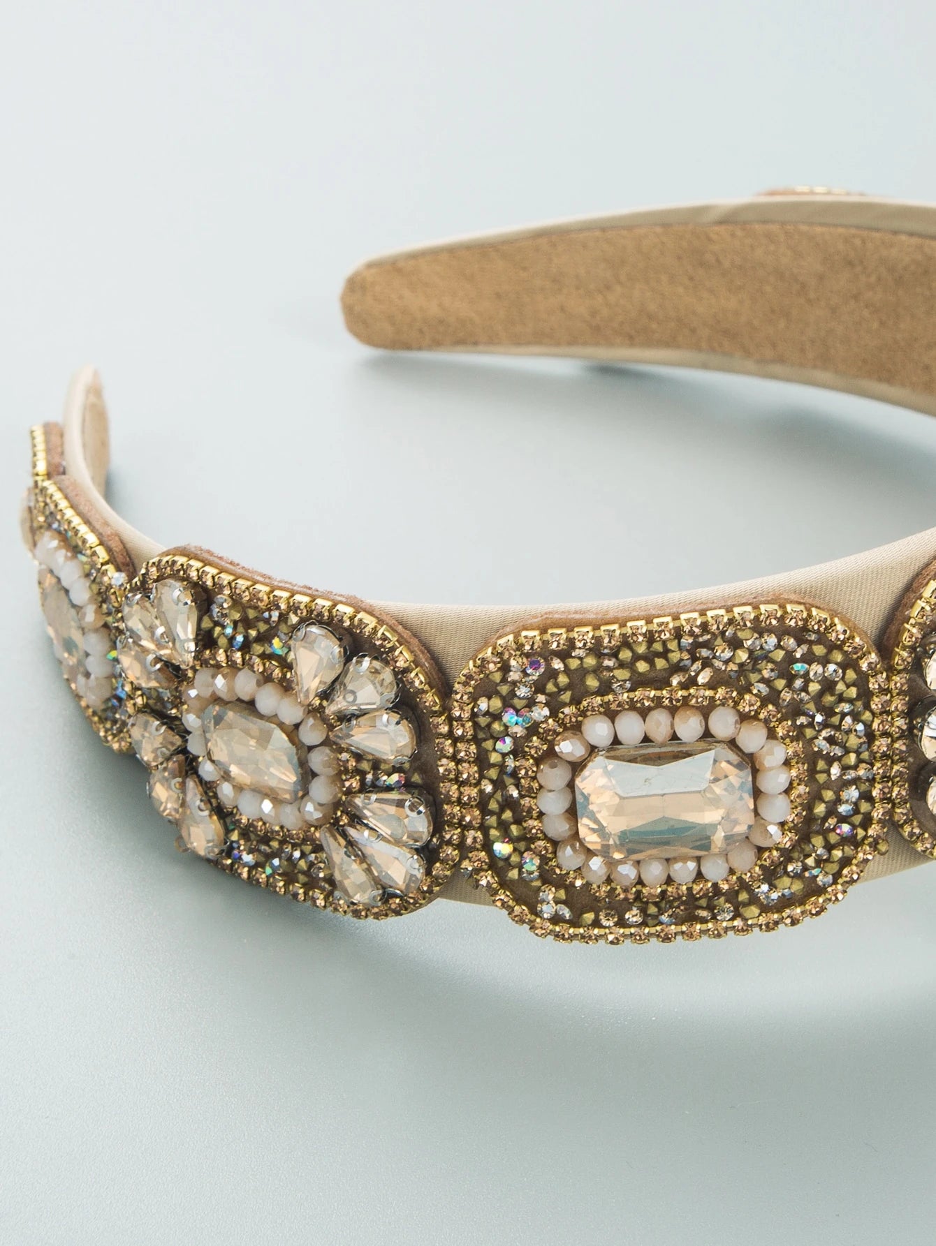 Hårbøjle med Perle Design i Gyldne Nuancer