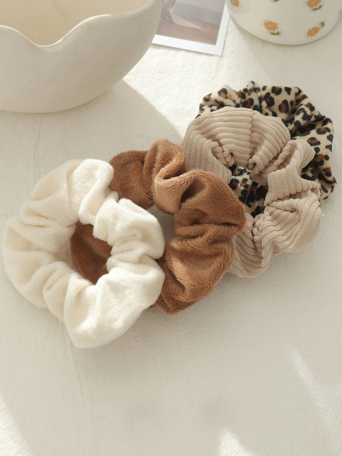 4 Bløde Scrunchies Hårelastikker - i Creme, Beige, Brun & Dyreprint