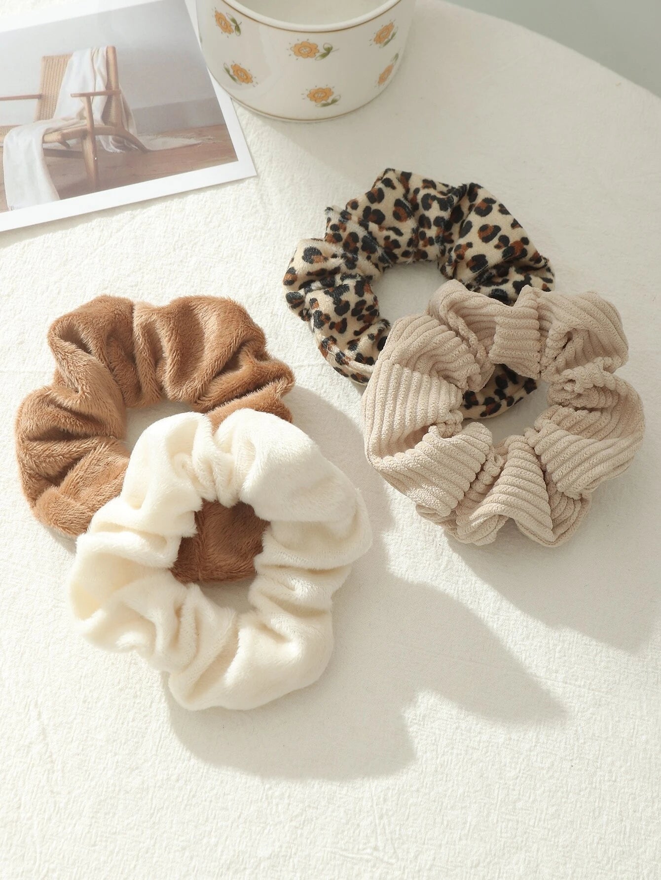 4 Bløde Scrunchies Hårelastikker - i Creme, Beige, Brun & Dyreprint