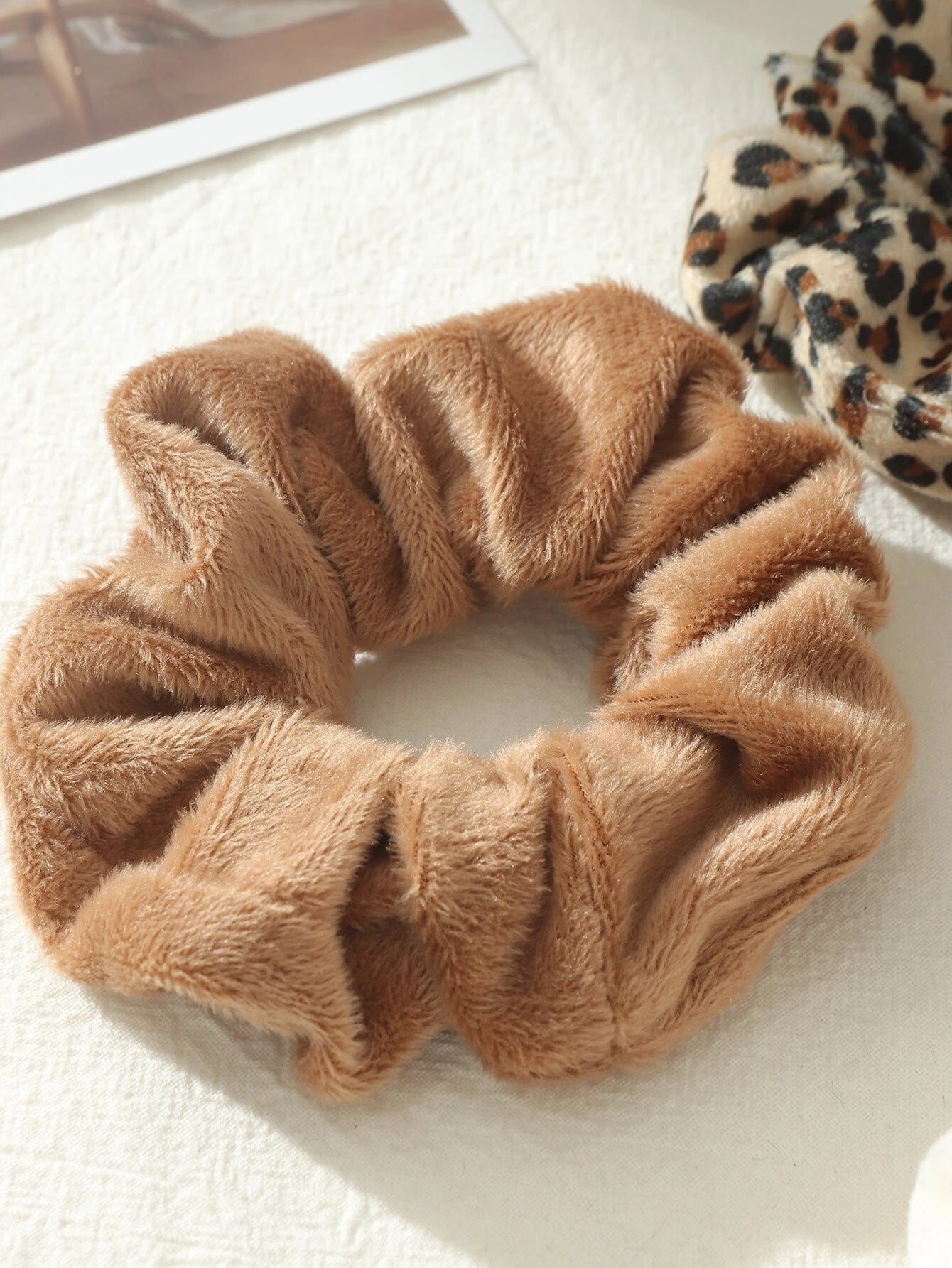 4 Bløde Scrunchies Hårelastikker - i Creme, Beige, Brun & Dyreprint