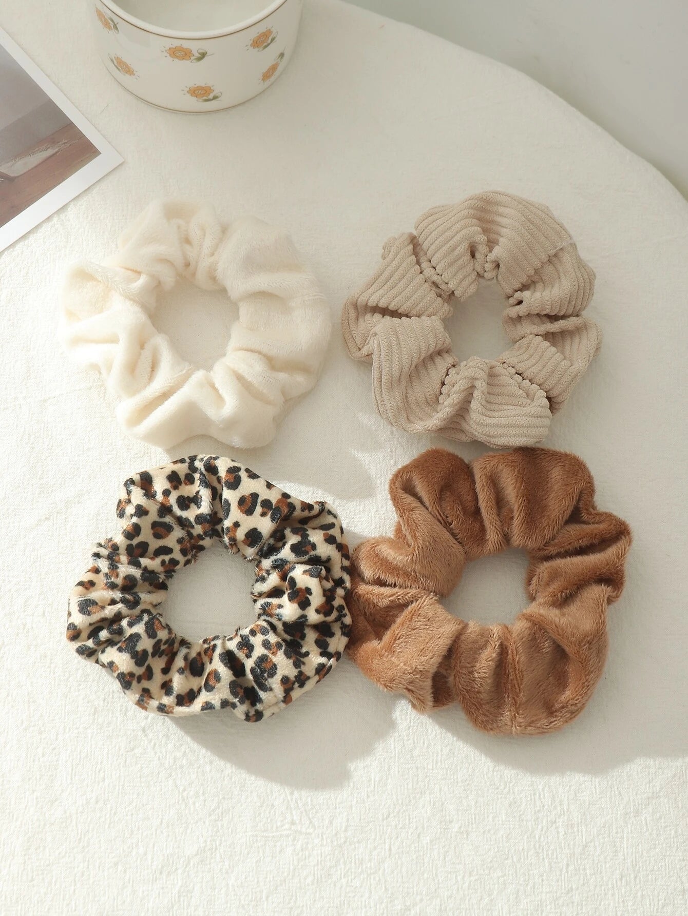 4 Bløde Scrunchies Hårelastikker - i Creme, Beige, Brun & Dyreprint