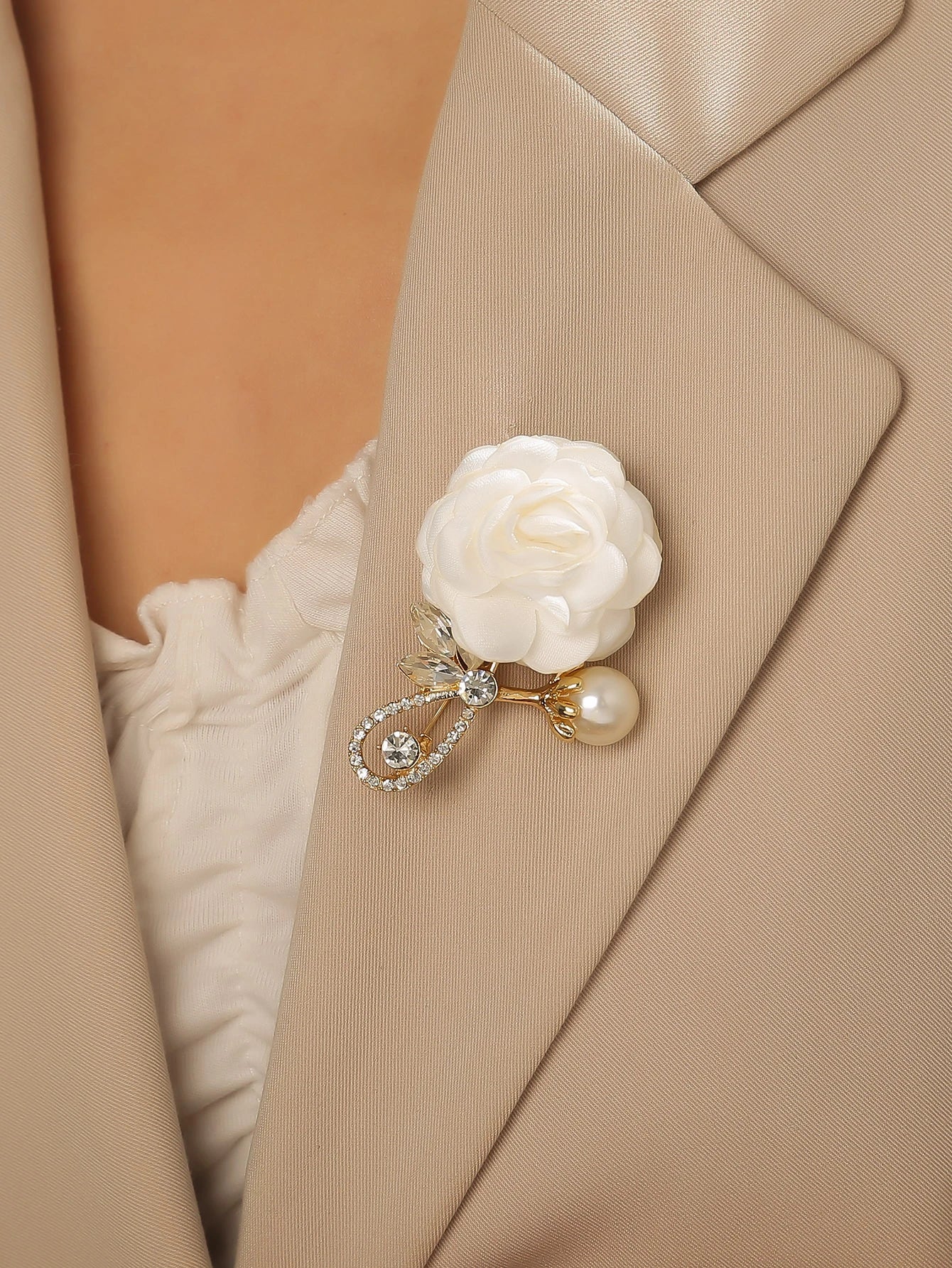 Gylden Broche med Hvid Satin-Rose & Perler