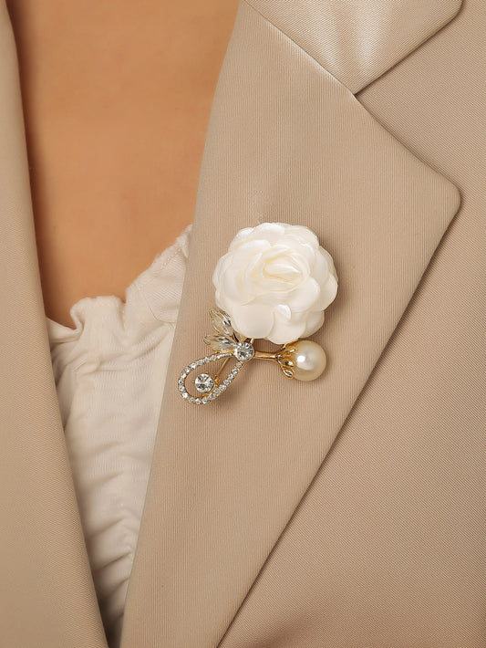 Gylden Broche med Hvid Satin-Rose & Perler