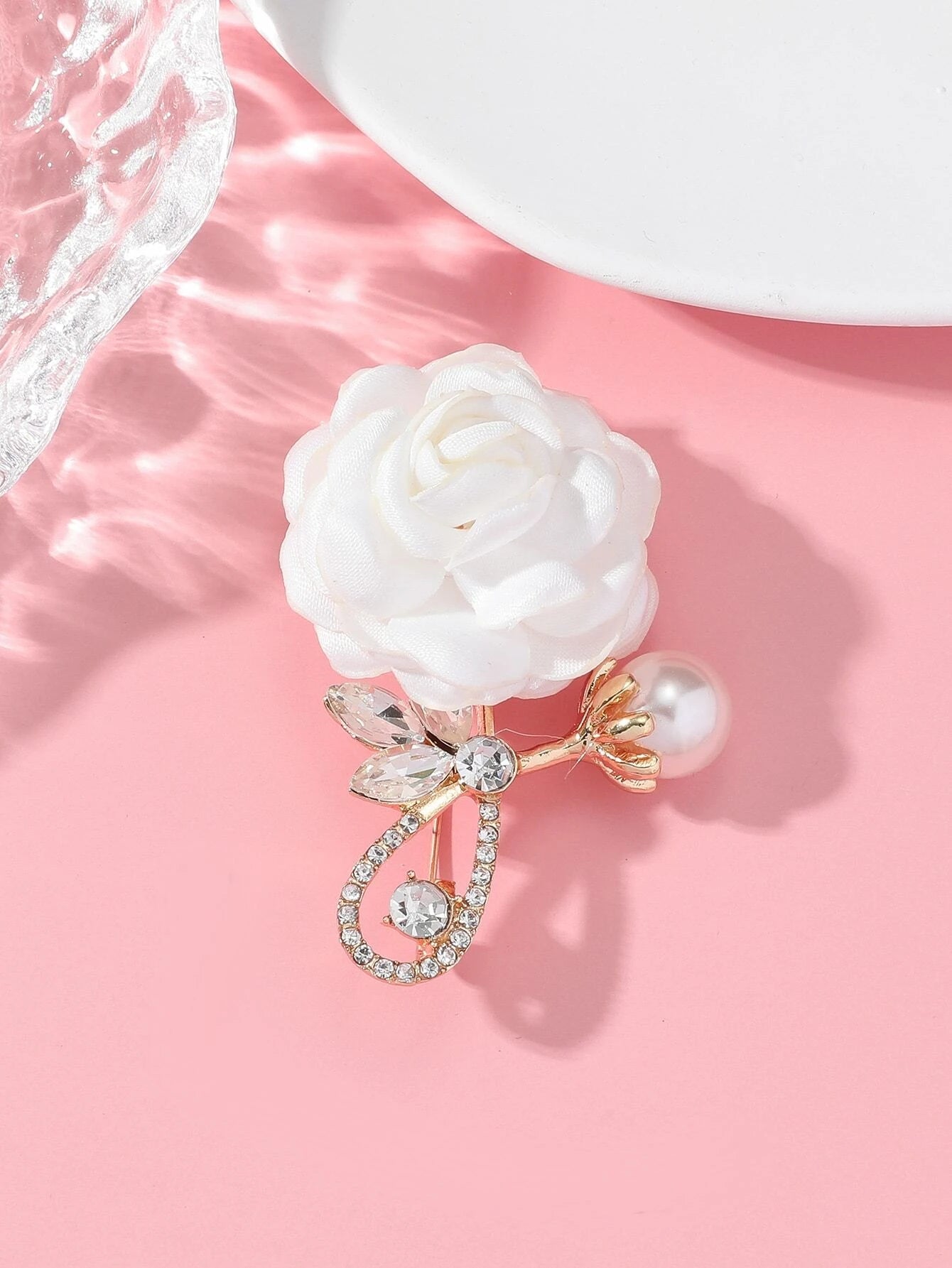 Gylden Broche med Hvid Satin-Rose & Perler