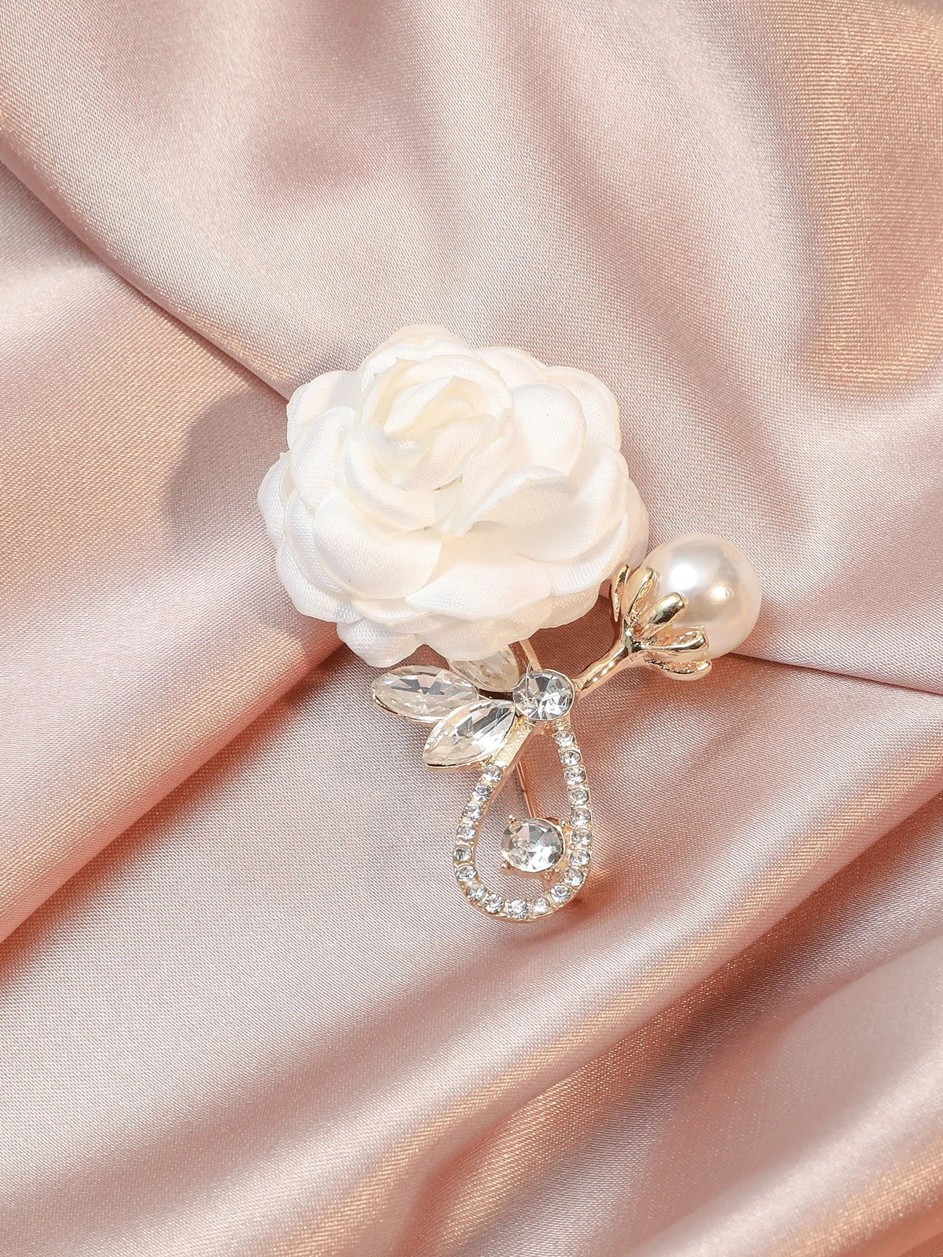 Gylden Broche med Hvid Satin-Rose & Perler