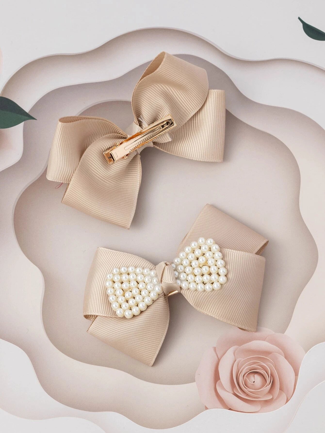 Sæt med 2 Beige Hårsløjfer med Hvide Perler