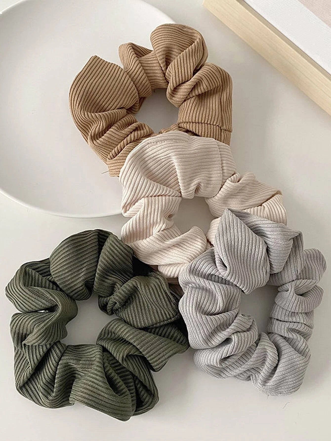 4 Scrunchies Hårelastikker - i Naturlige Farver