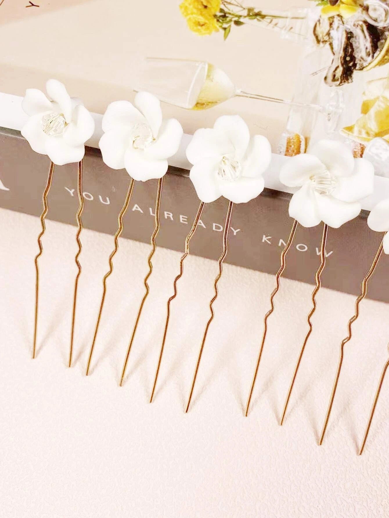 5 Gyldne Hårnåle med Hvide Perle Blomster