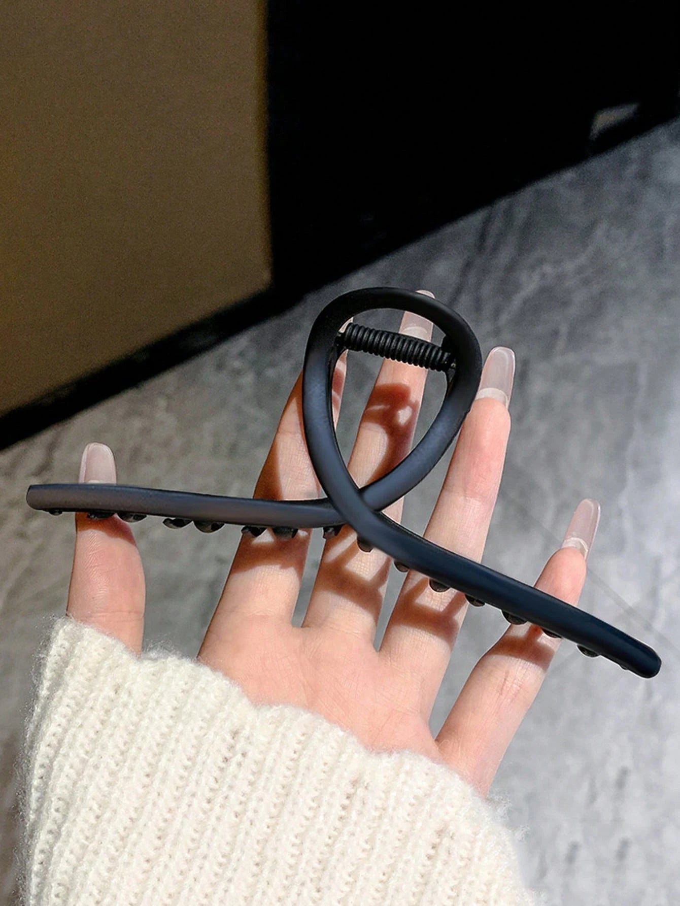 Sort Metal Hårklemme med Snoning