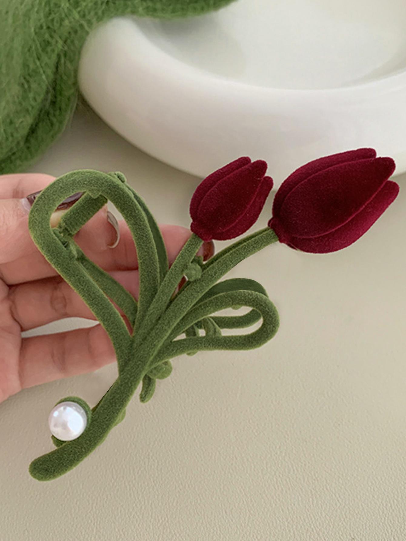 Grøn Hårklemme med Røde Tulipaner