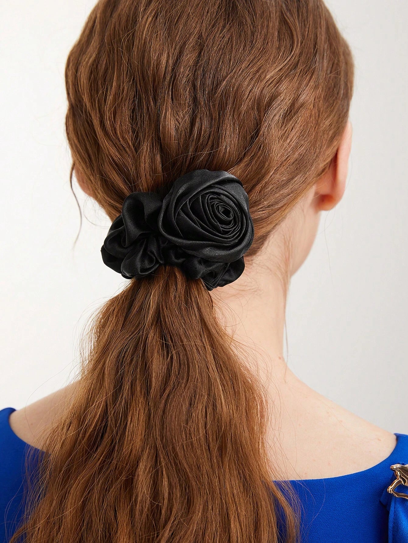 Sort Satin-Scrunchie Hårelastik med Rose