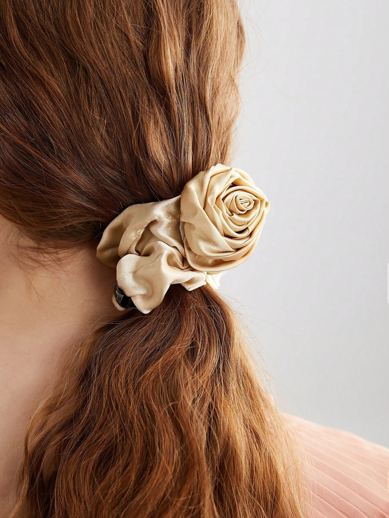 Gylden Satin-Scrunchie Hårelastik med Rose