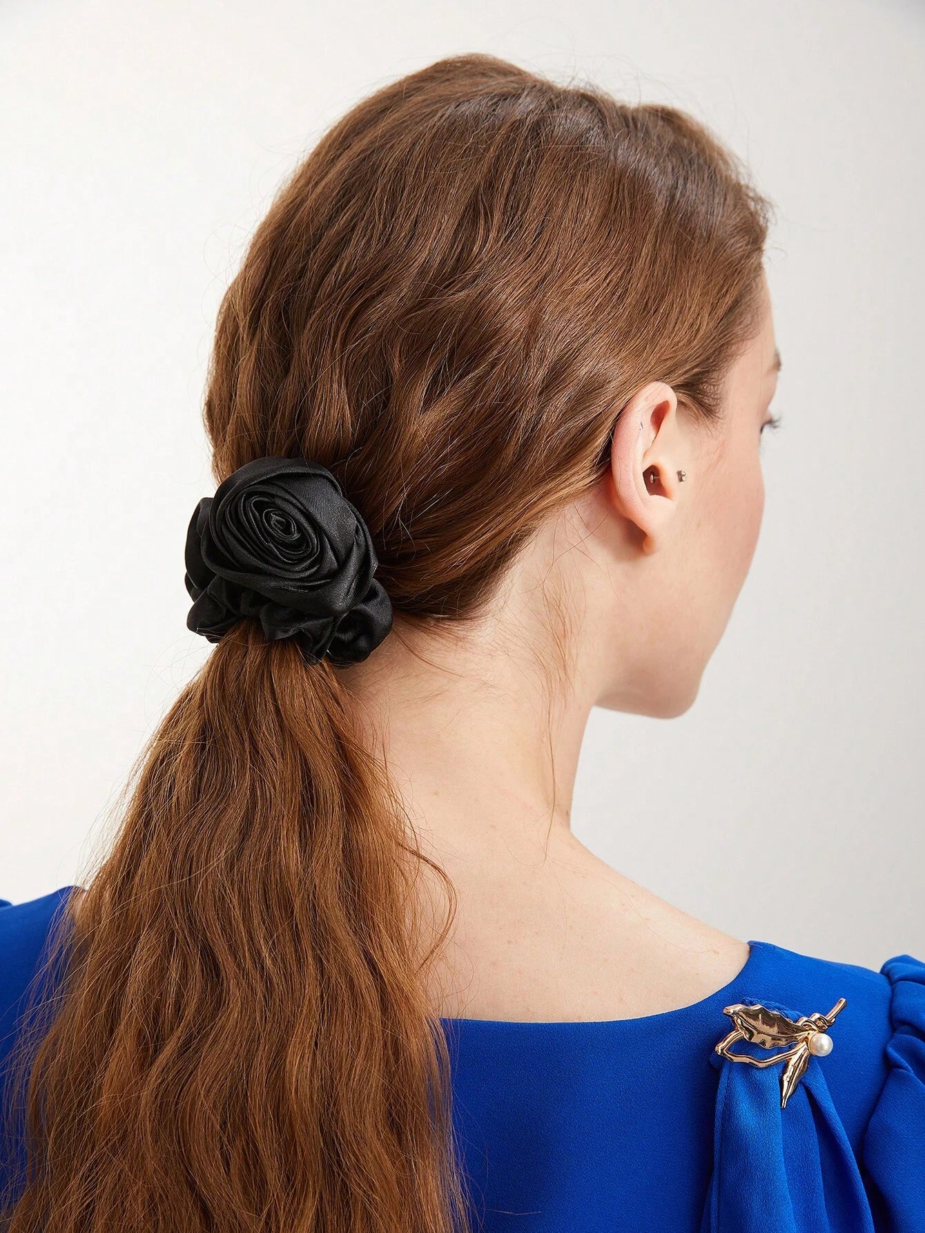 Sort Satin-Scrunchie Hårelastik med Rose