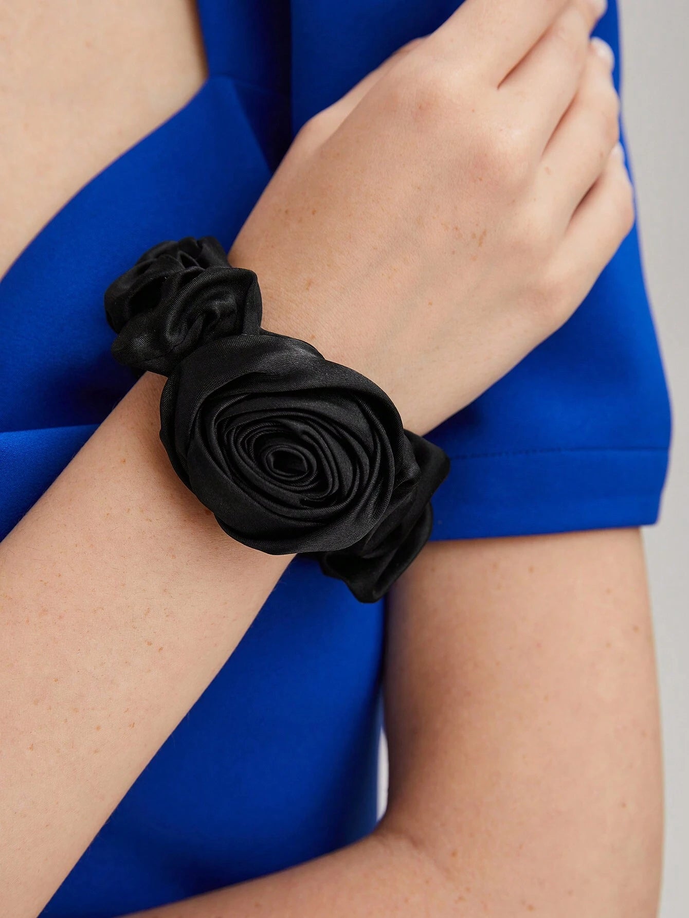 Sort Satin-Scrunchie Hårelastik med Rose