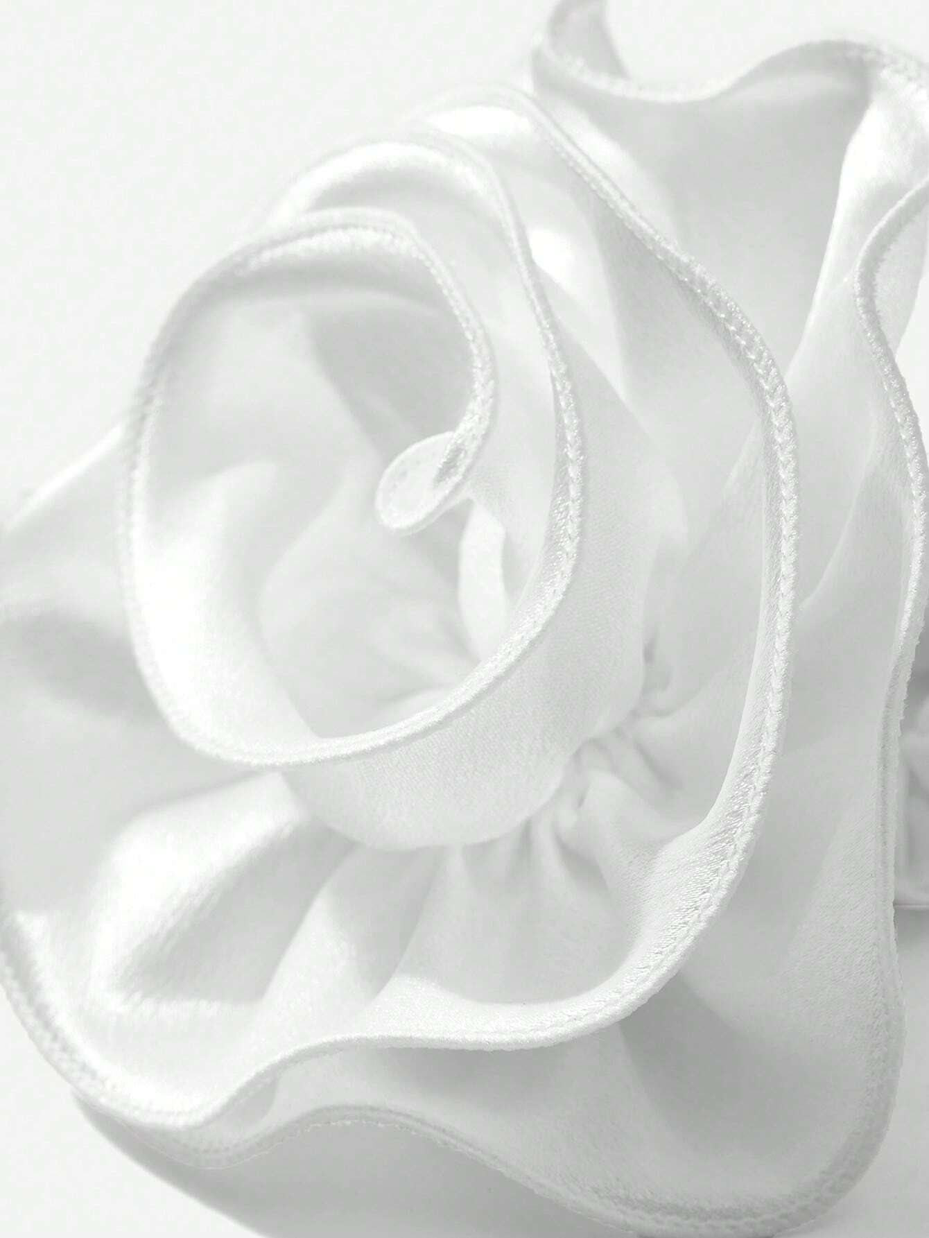 Hvid Satin-Scrunchie Hårelastik med Stor Rose