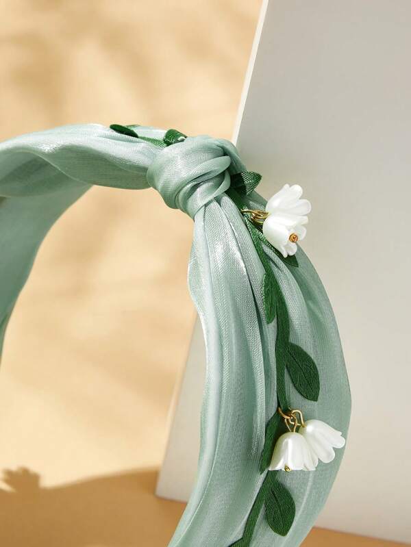 Lys Grøn Hårbøjle med Hvide Blomster & Knude Design