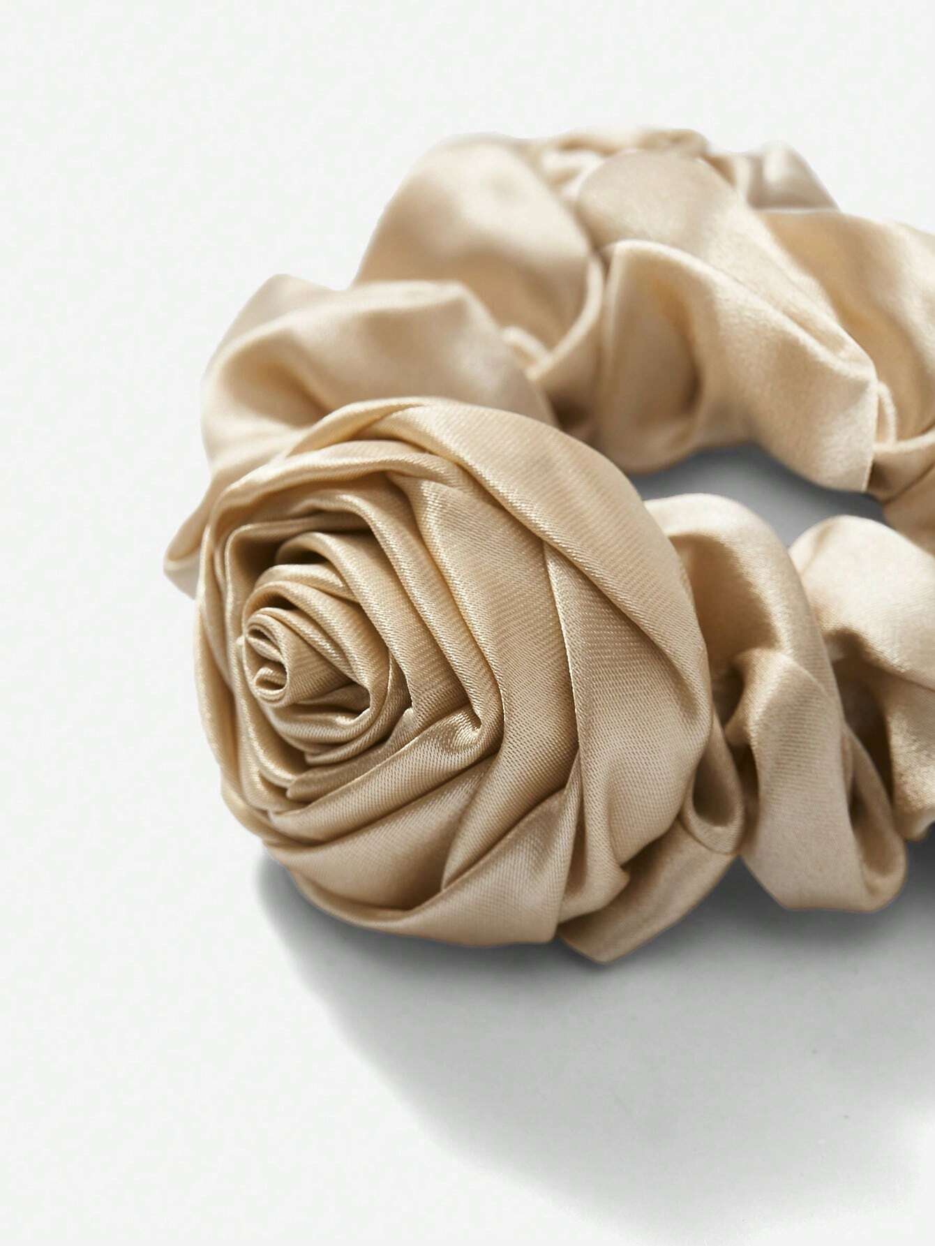 Gylden Satin-Scrunchie Hårelastik med Rose