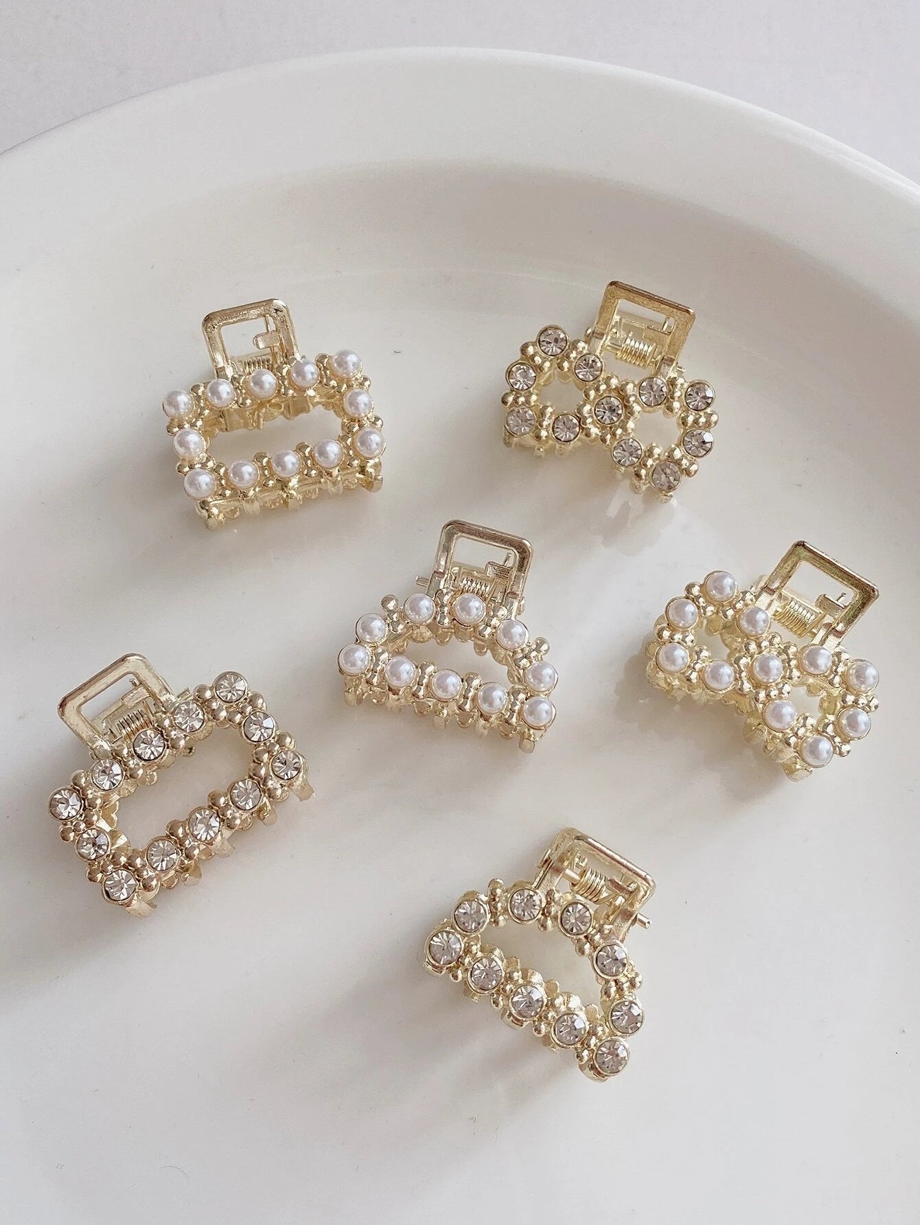 6 Små Gyldne Hårklemmer med Perler - i 6 Fine Designs