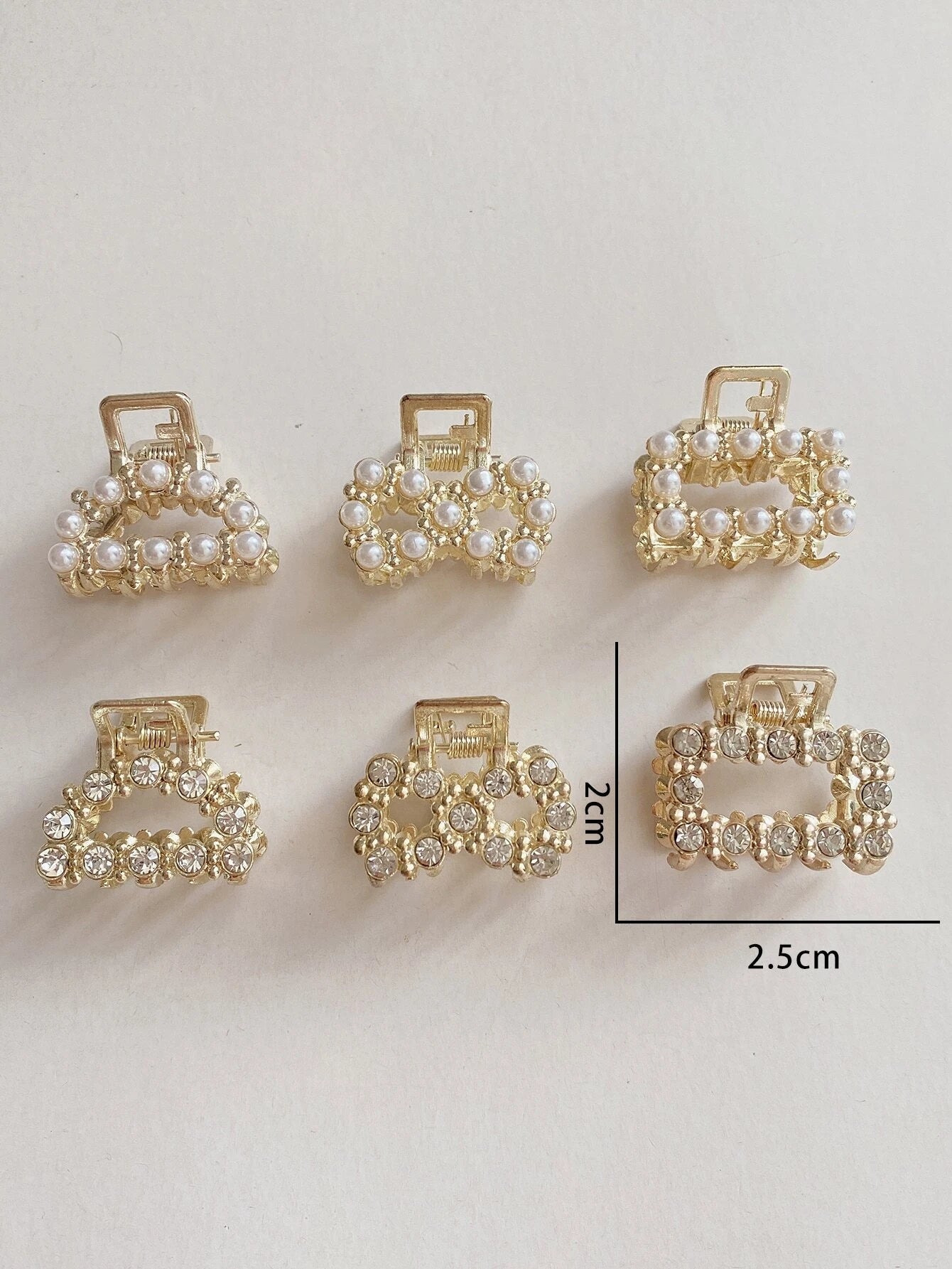 6 Små Gyldne Hårklemmer med Perler - i 6 Fine Designs