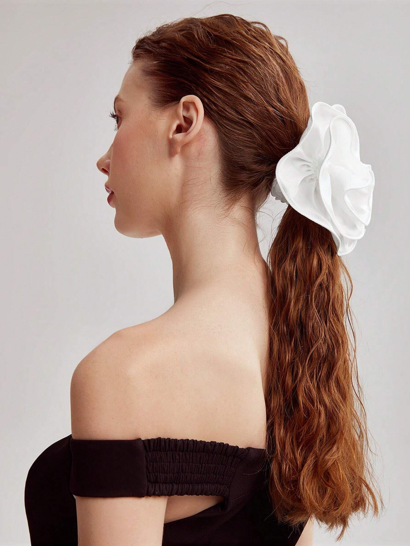 Hvid Satin-Scrunchie Hårelastik med Stor Rose