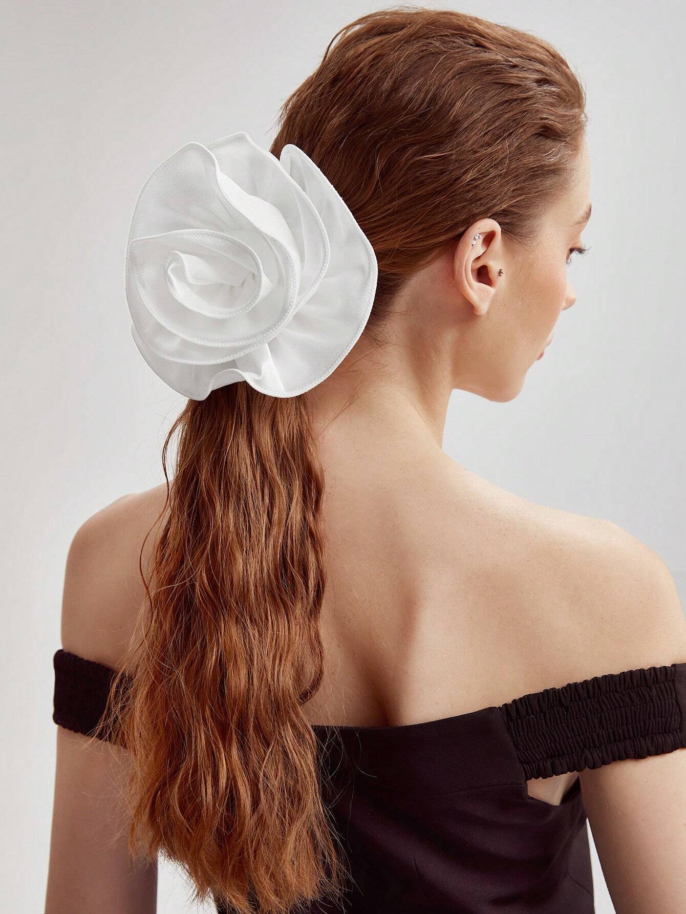 Hvid Satin-Scrunchie Hårelastik med Stor Rose