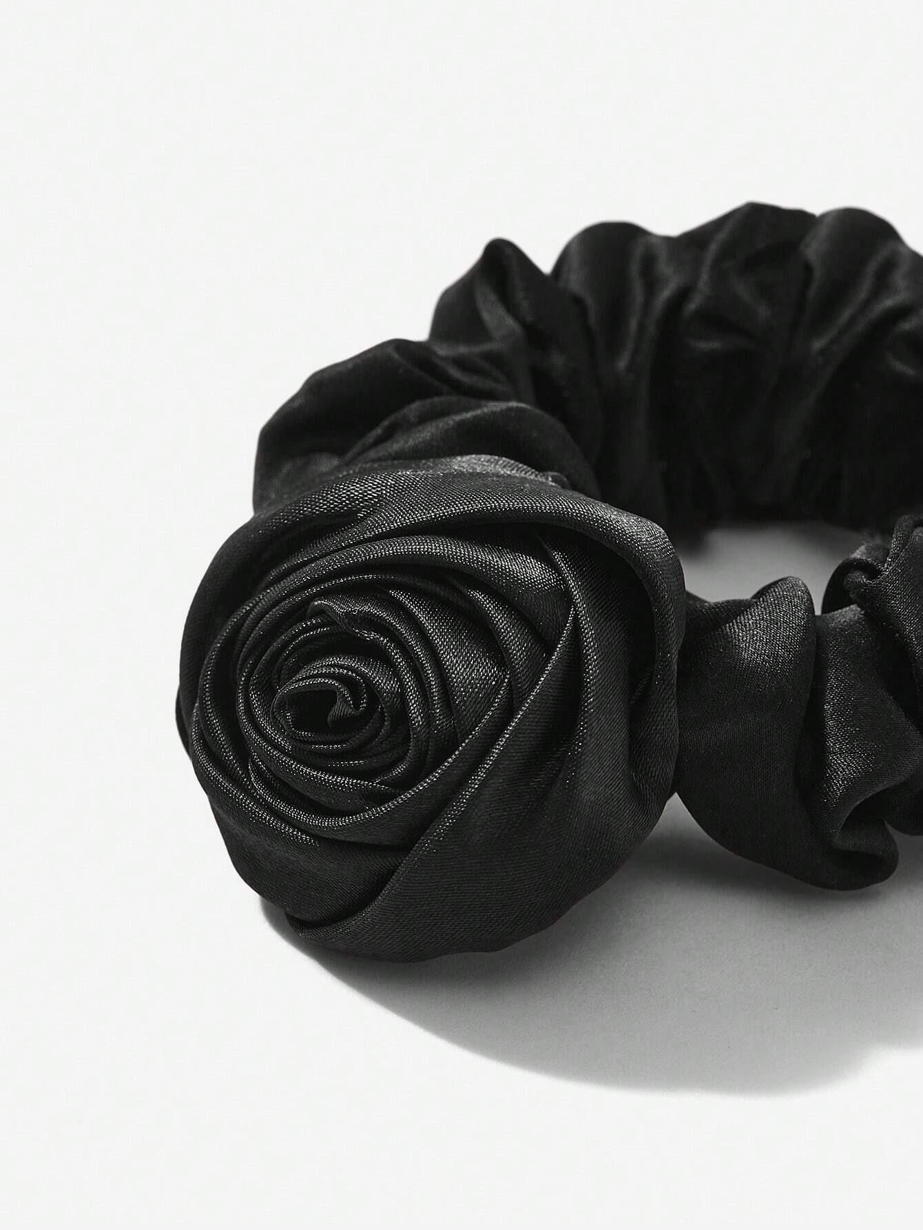 Sort Satin-Scrunchie Hårelastik med Rose