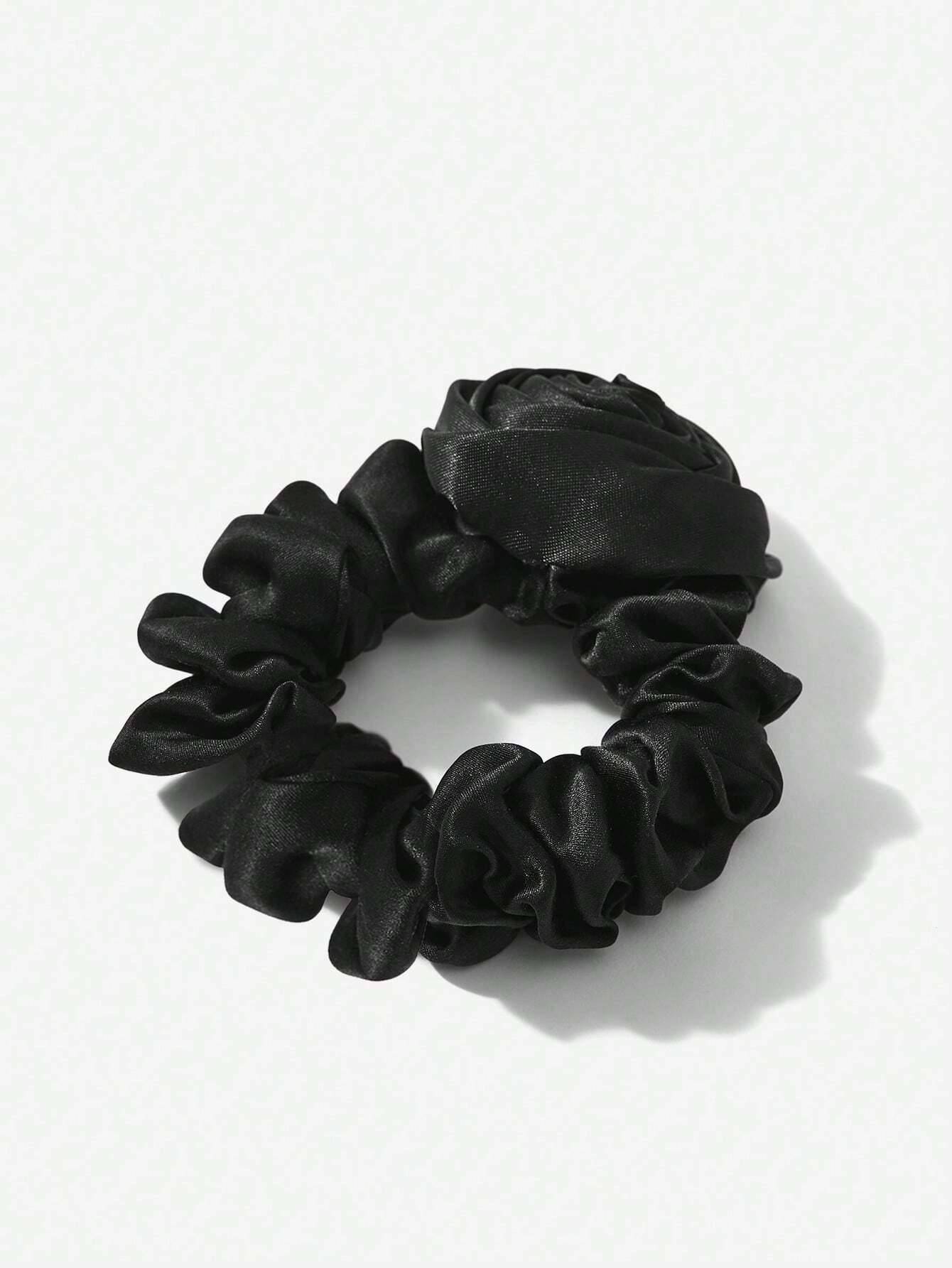 Sort Satin-Scrunchie Hårelastik med Rose