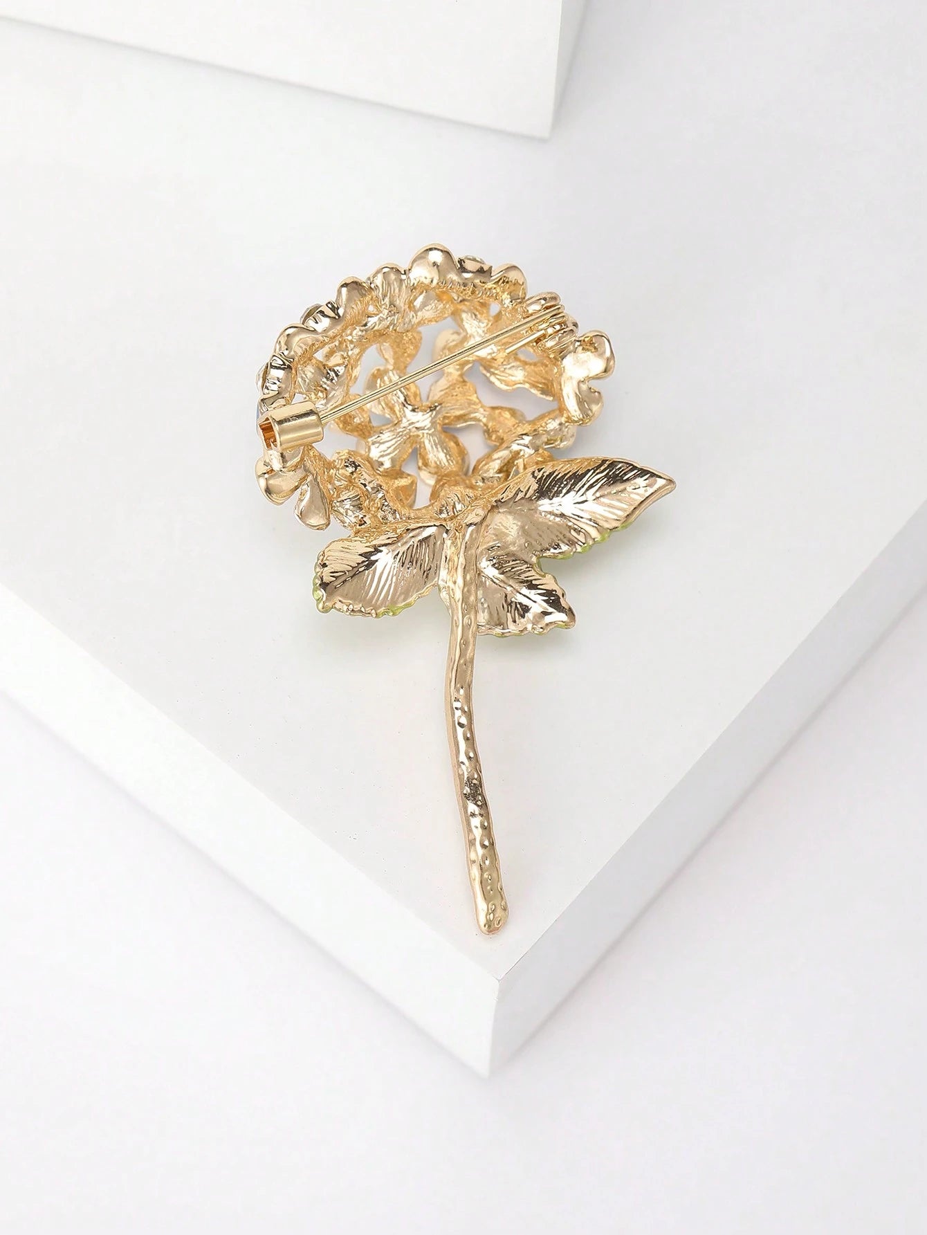 Gylden Broche med Blomster Buket - i Hvid & Lyserød