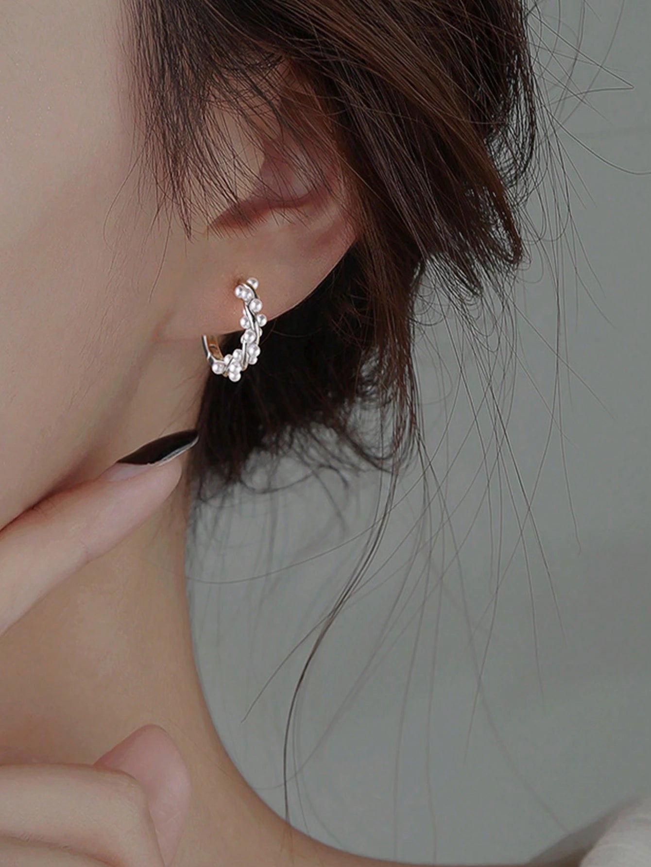 Øreringe i Snoet Design med Hvide Perler