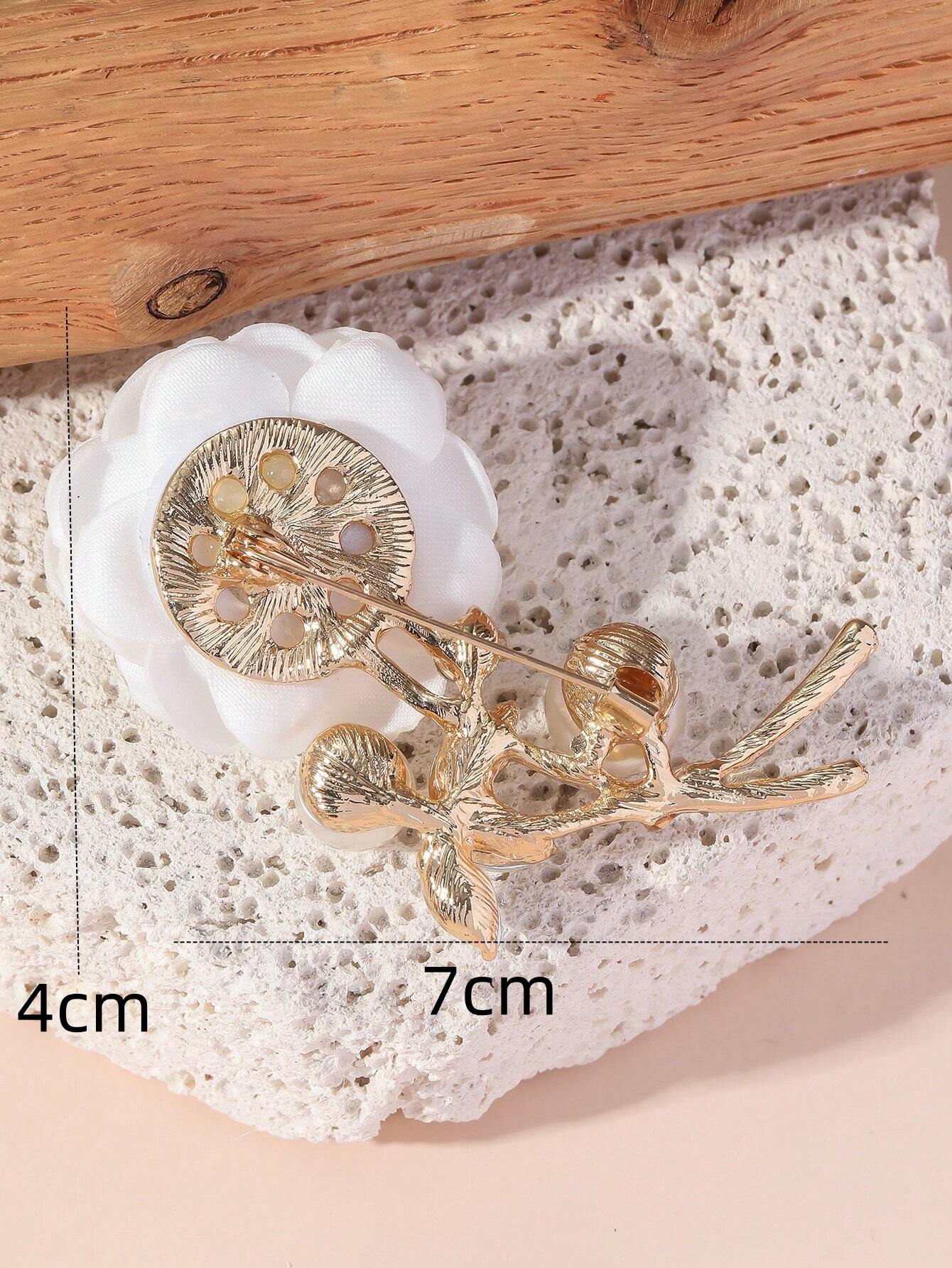 Gylden Broche med Hvid Satin-Rose & Perler