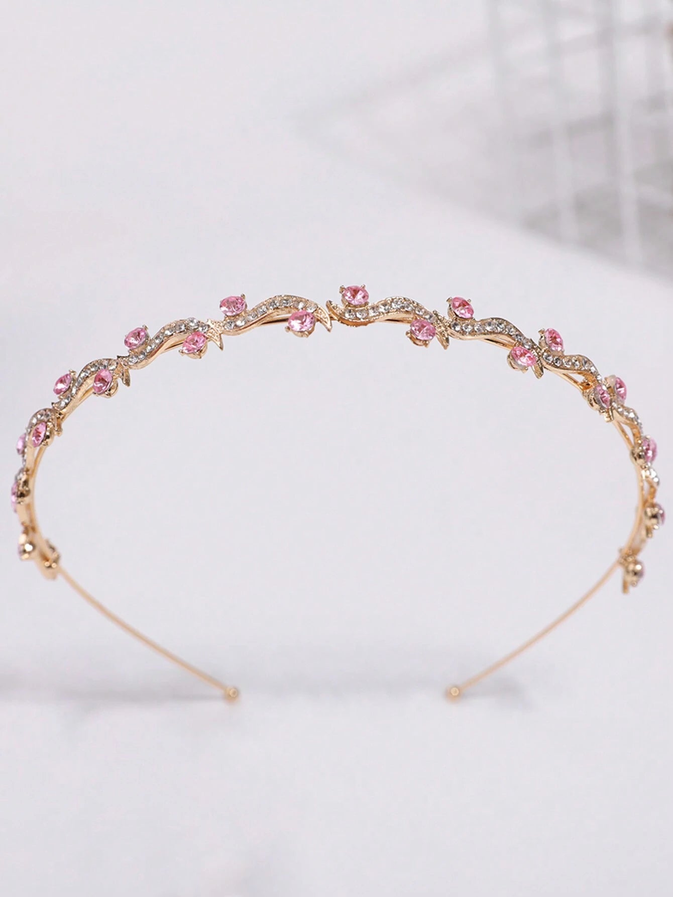 Gylden Hårbøjle med Lyserøde og Klare Perler