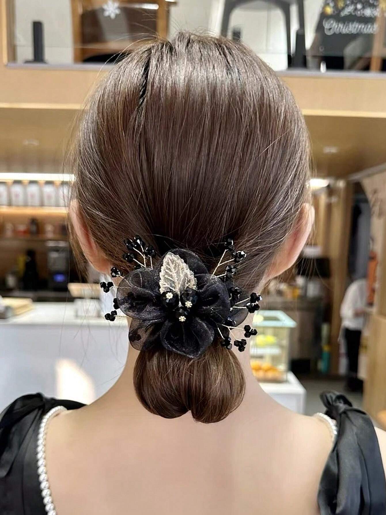 Sort Scrunchie Hårelastik med Blomst & Perler