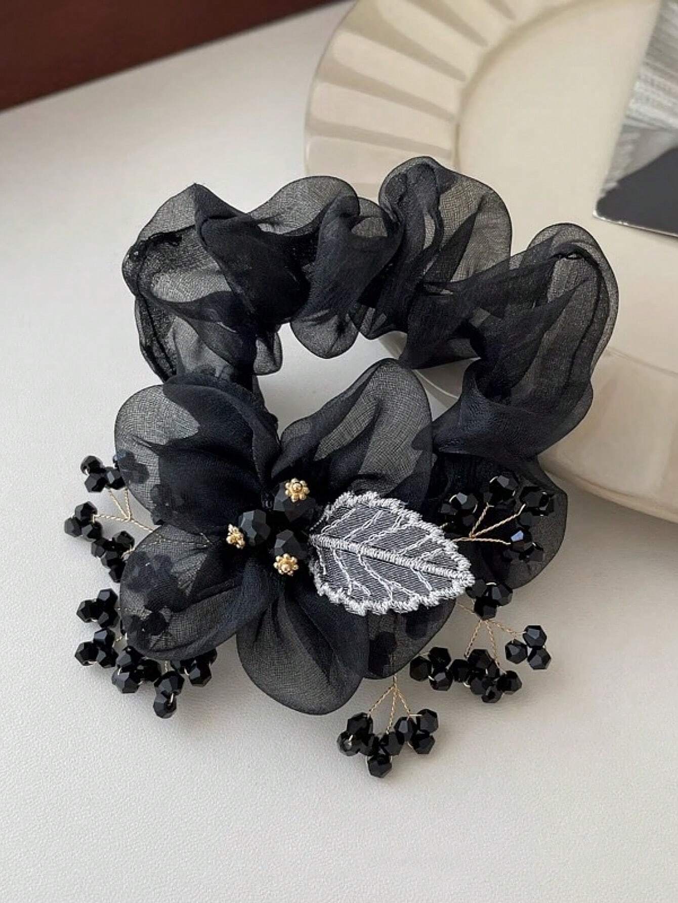 Sort Scrunchie Hårelastik med Blomst & Perler