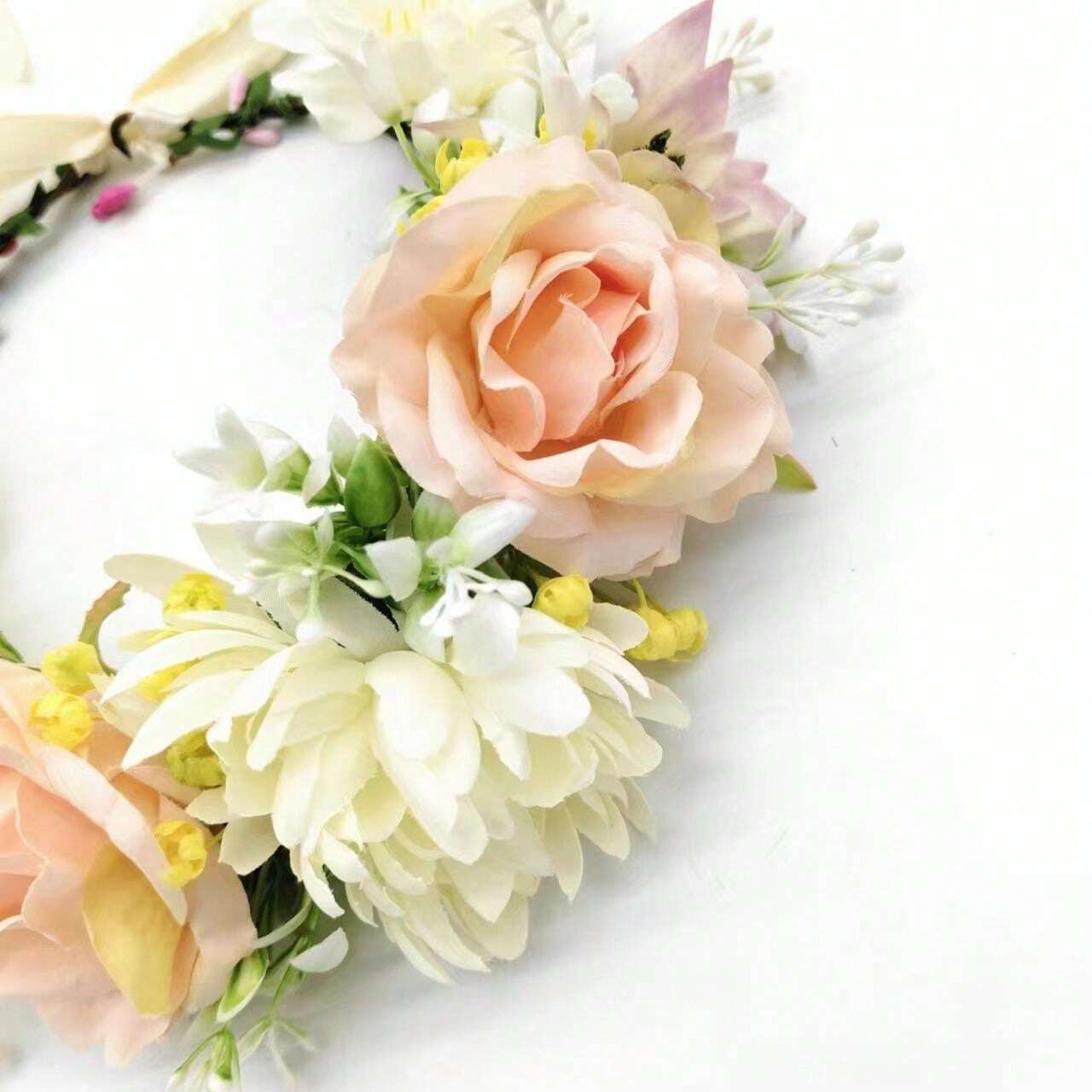 Rund Blomsterkrans i Lyse Farver