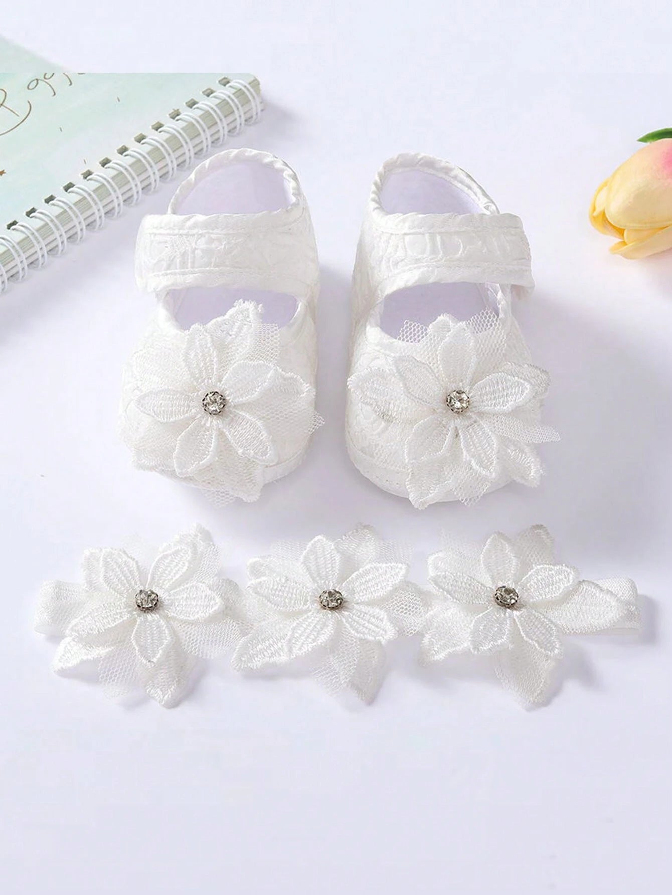 Sæt - Baby Hårbånd og Sko med Blomster - i Hvid