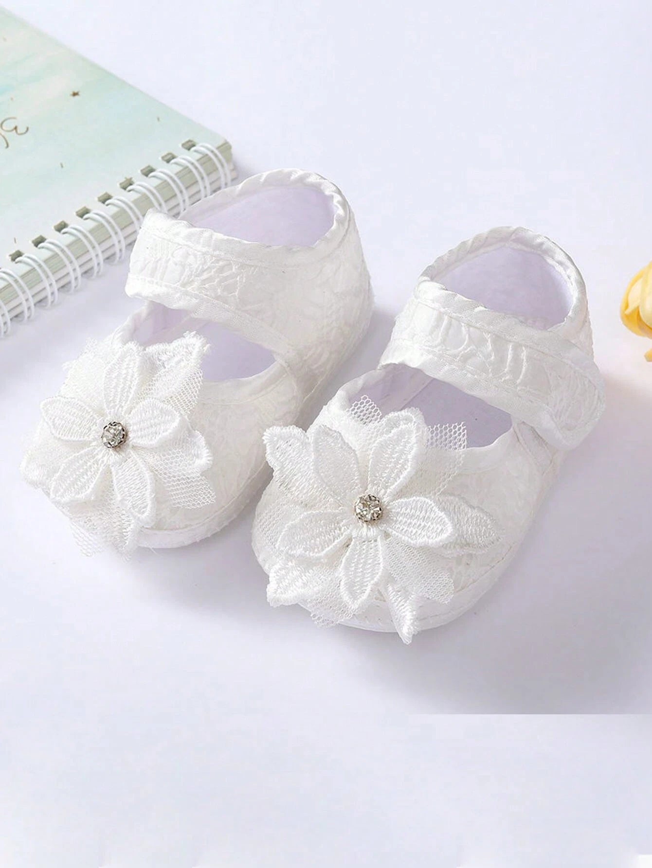 Sæt - Baby Hårbånd og Sko med Blomster - i Hvid