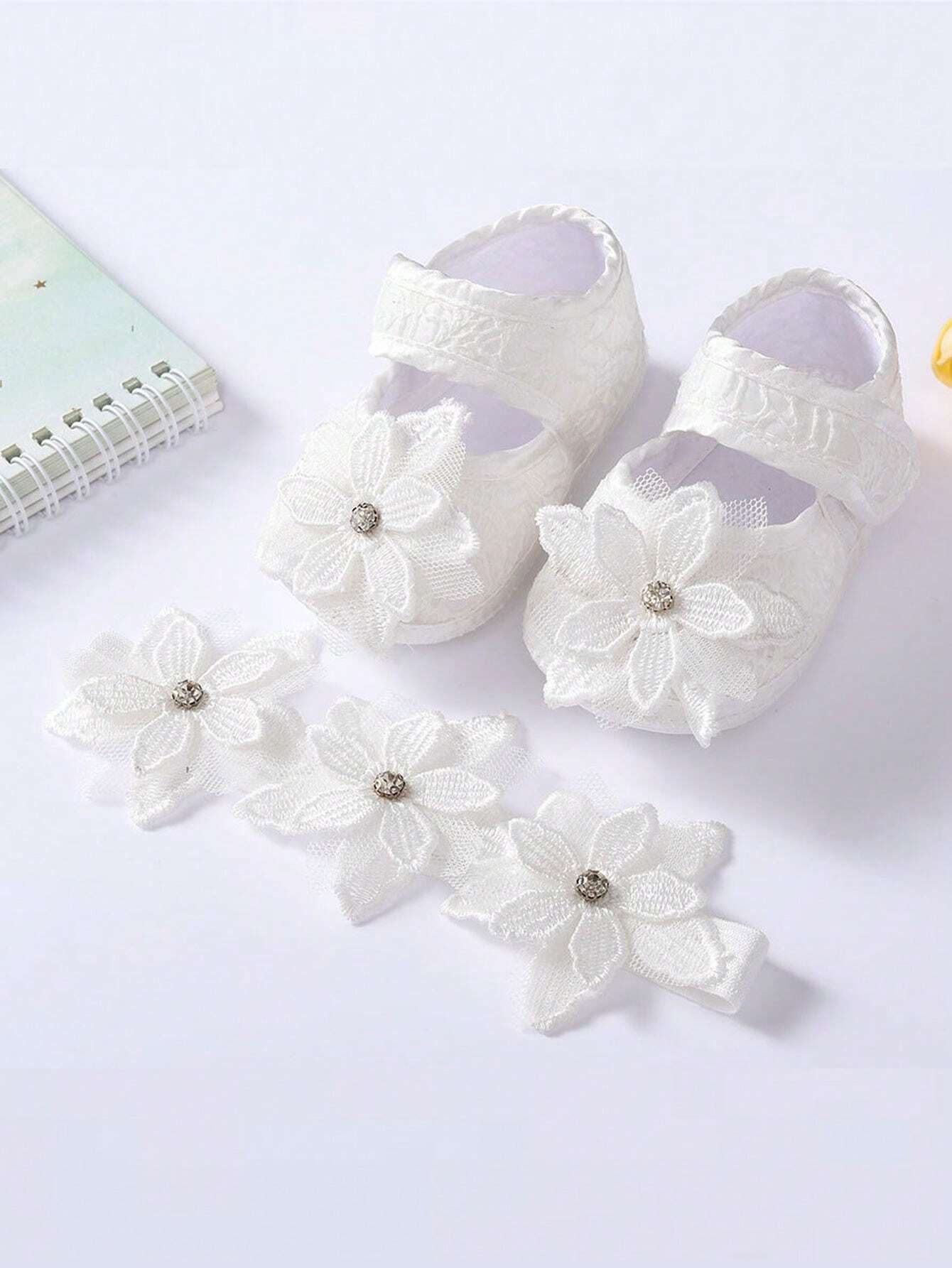 Sæt - Baby Hårbånd og Sko med Blomster - i Hvid