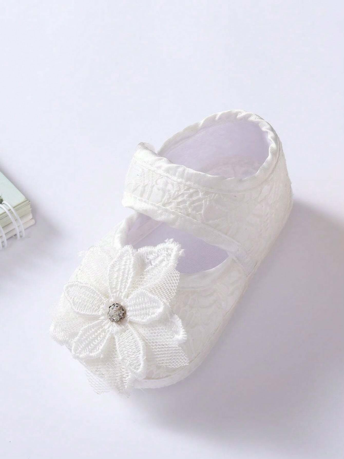 Sæt - Baby Hårbånd og Sko med Blomster - i Hvid