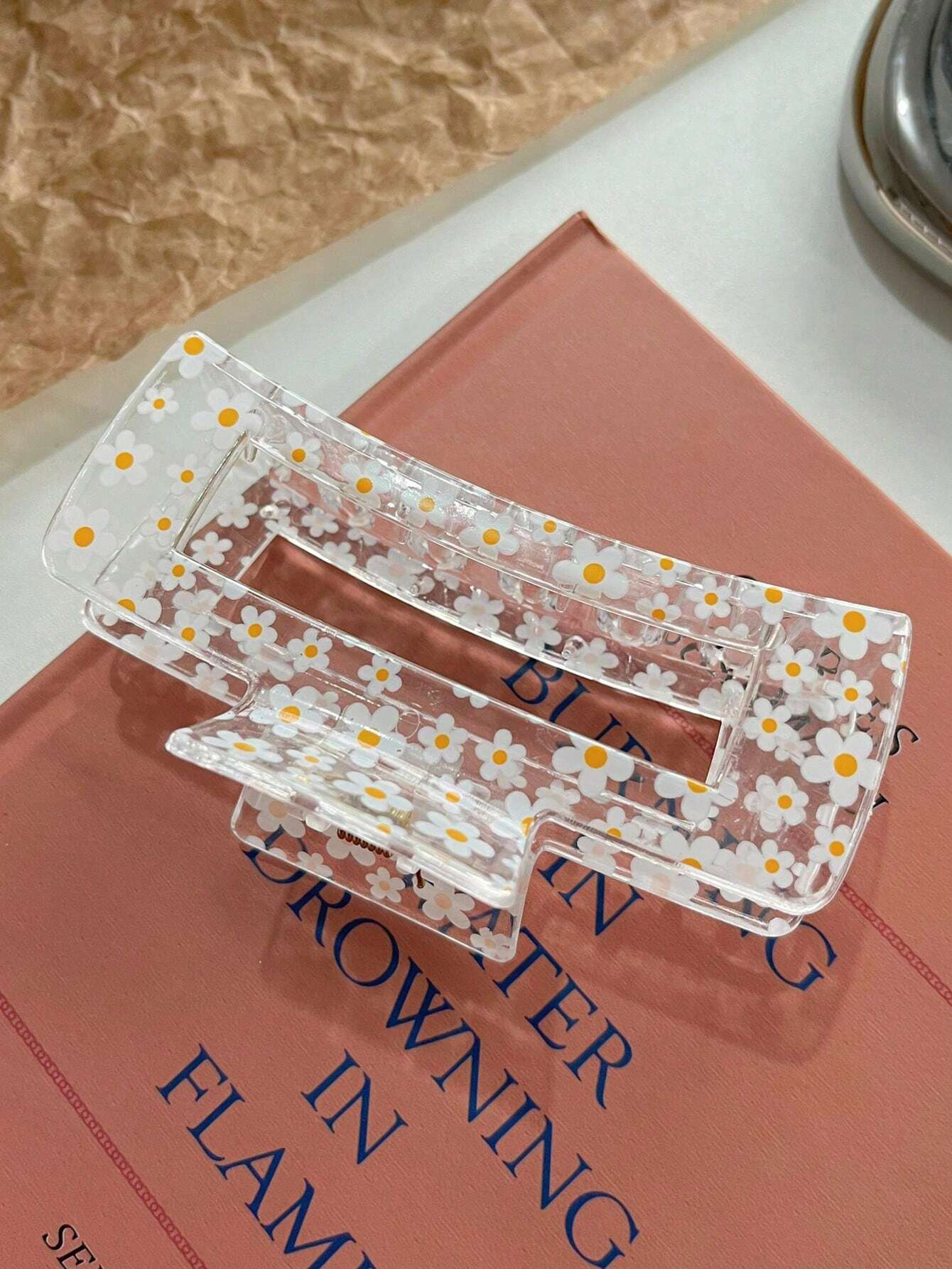 Stor Hårklemme i Klar Farve med Hvide Daisy Blomster