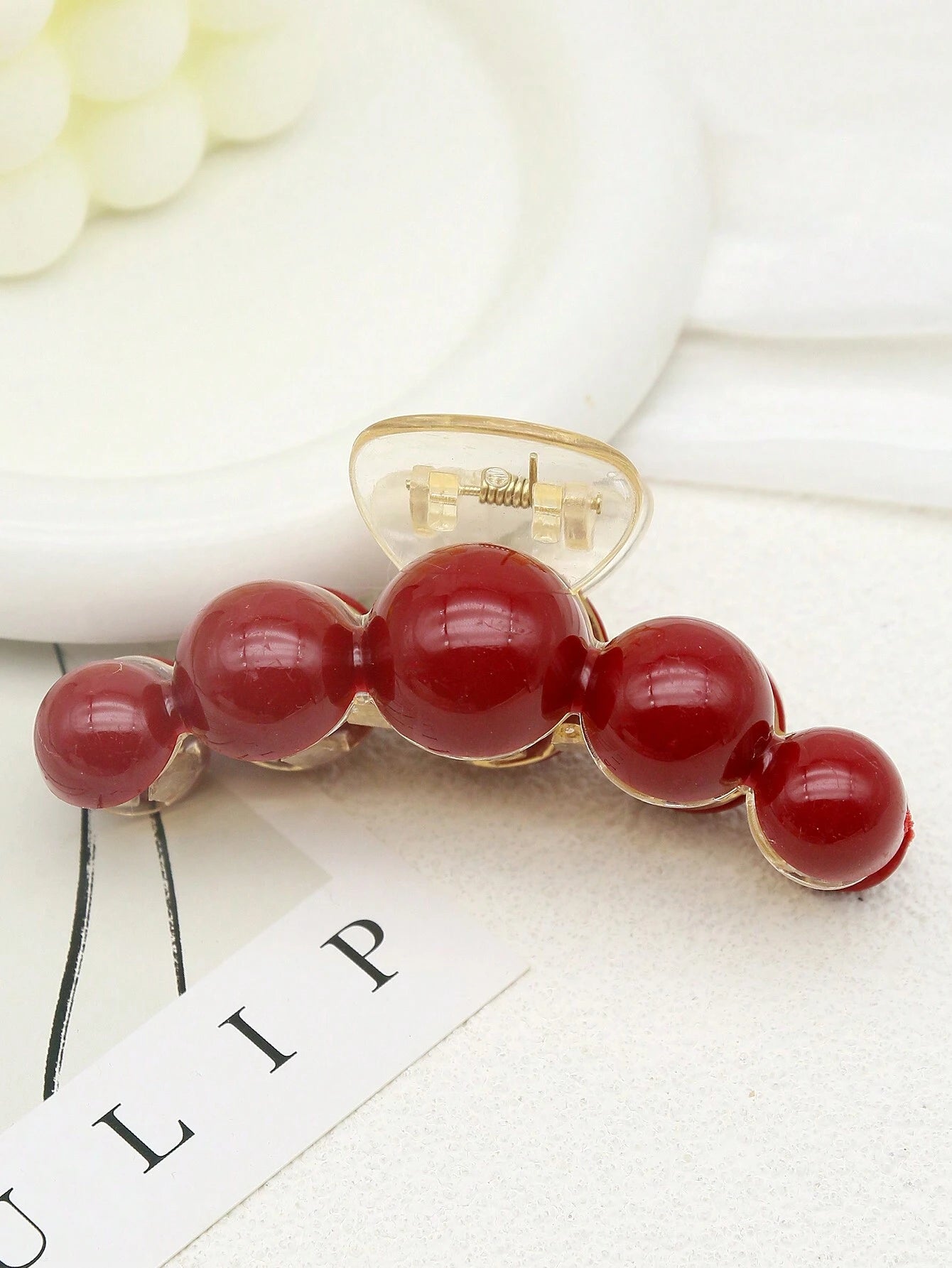 Lys Hårklemme med Røde Runde Perler