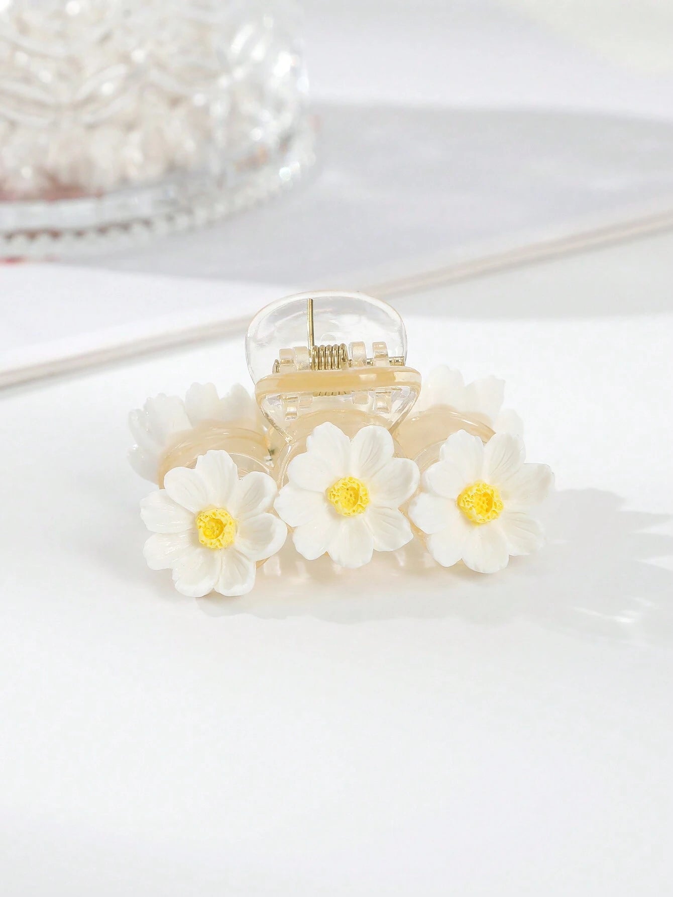Lys Hårklemme med Hvide Daisy Blomster