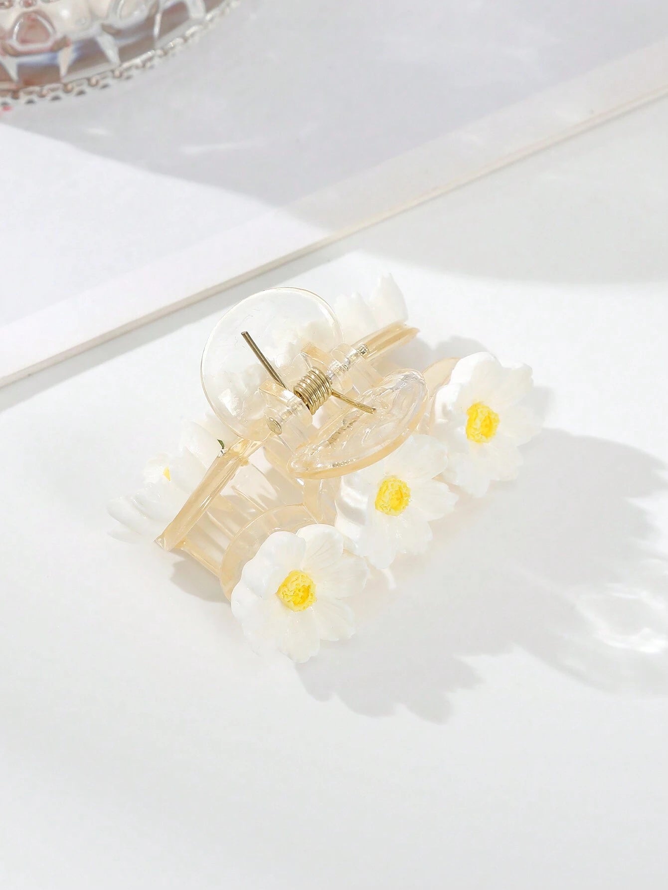 Lys Hårklemme med Hvide Daisy Blomster