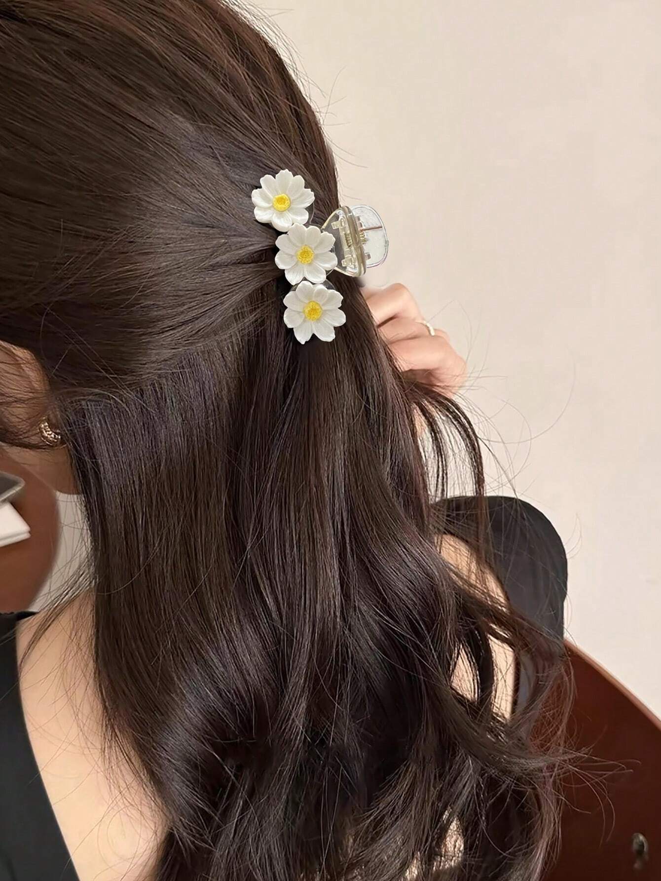 Lys Hårklemme med Hvide Daisy Blomster