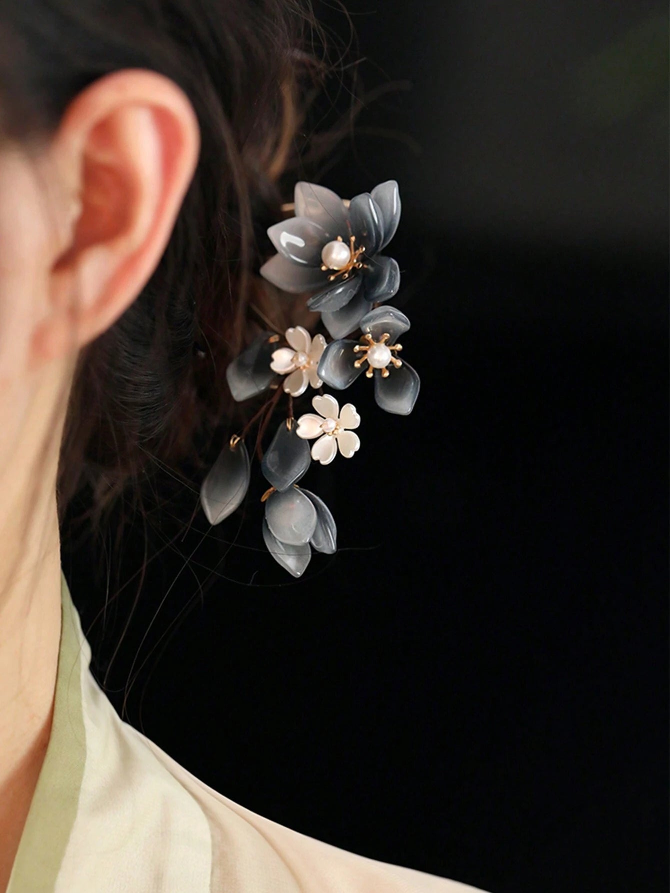 Gylden Kam med Magnolia Blomster & Perler